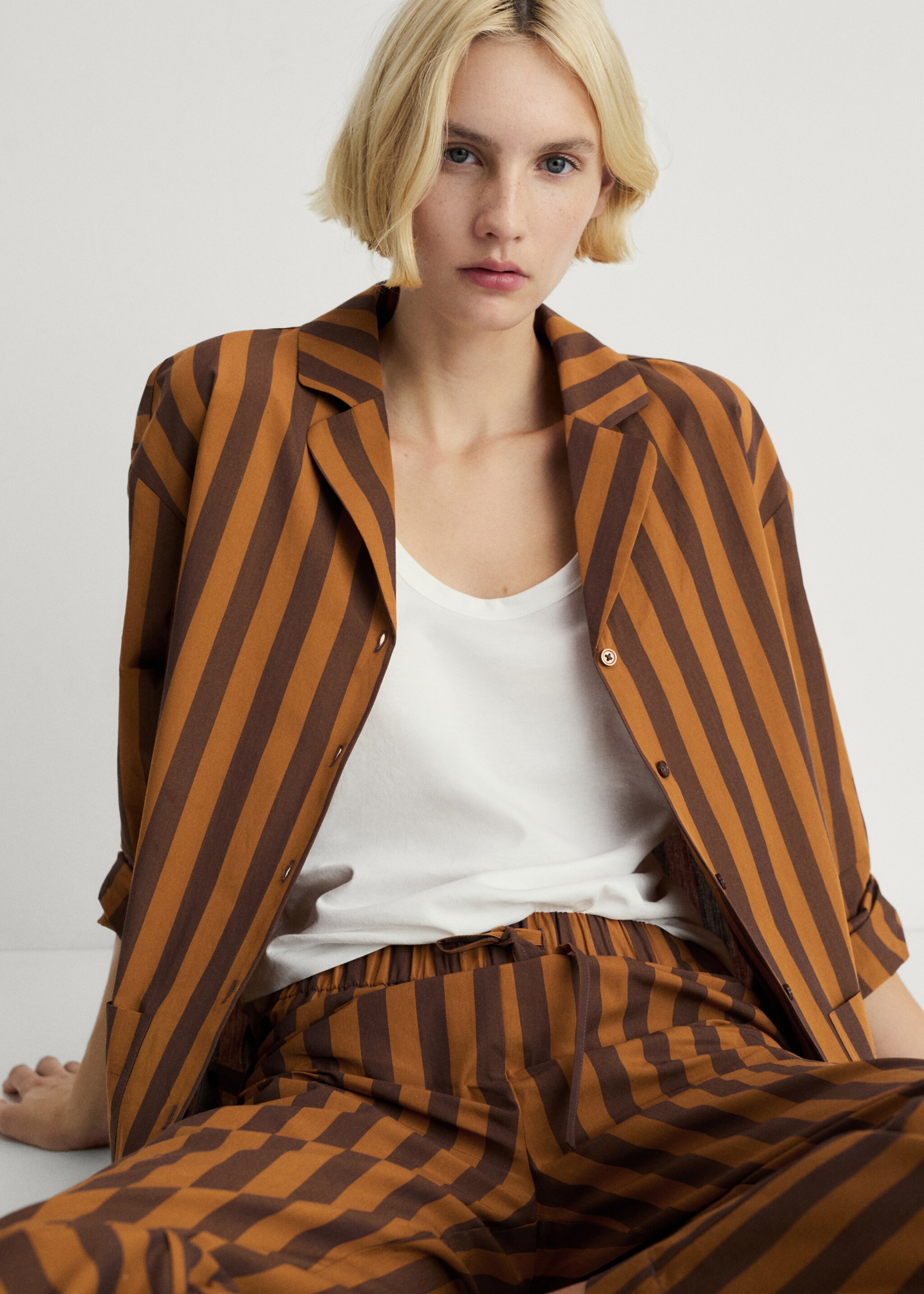 Woven two-tone striped trousers - Details of the article 1, Brown. Ref: 87044067-00.