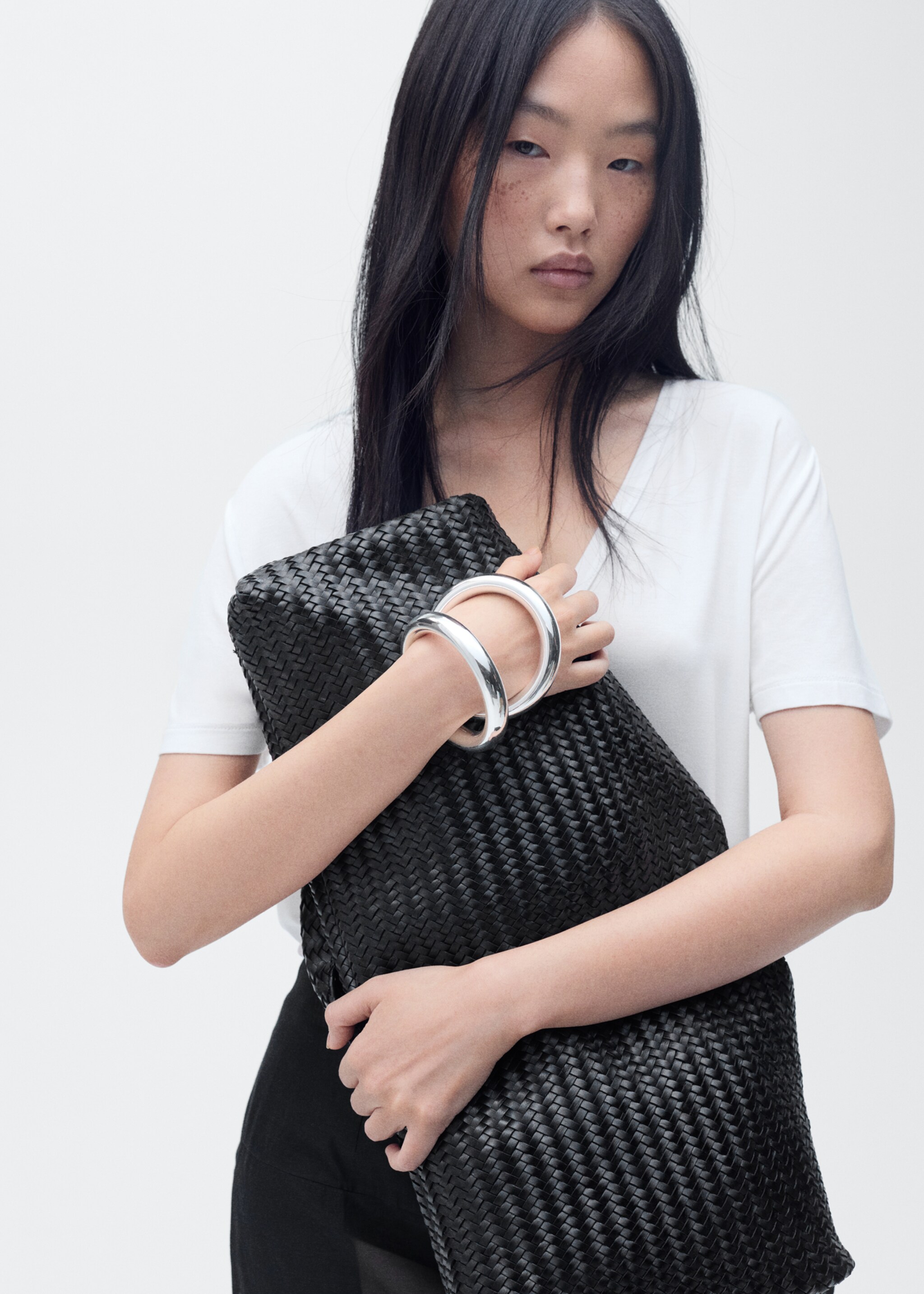 T-Shirt mit V-Ausschnitt - Detail des Artikels 2, Weiß. Ref: 87044080-00.