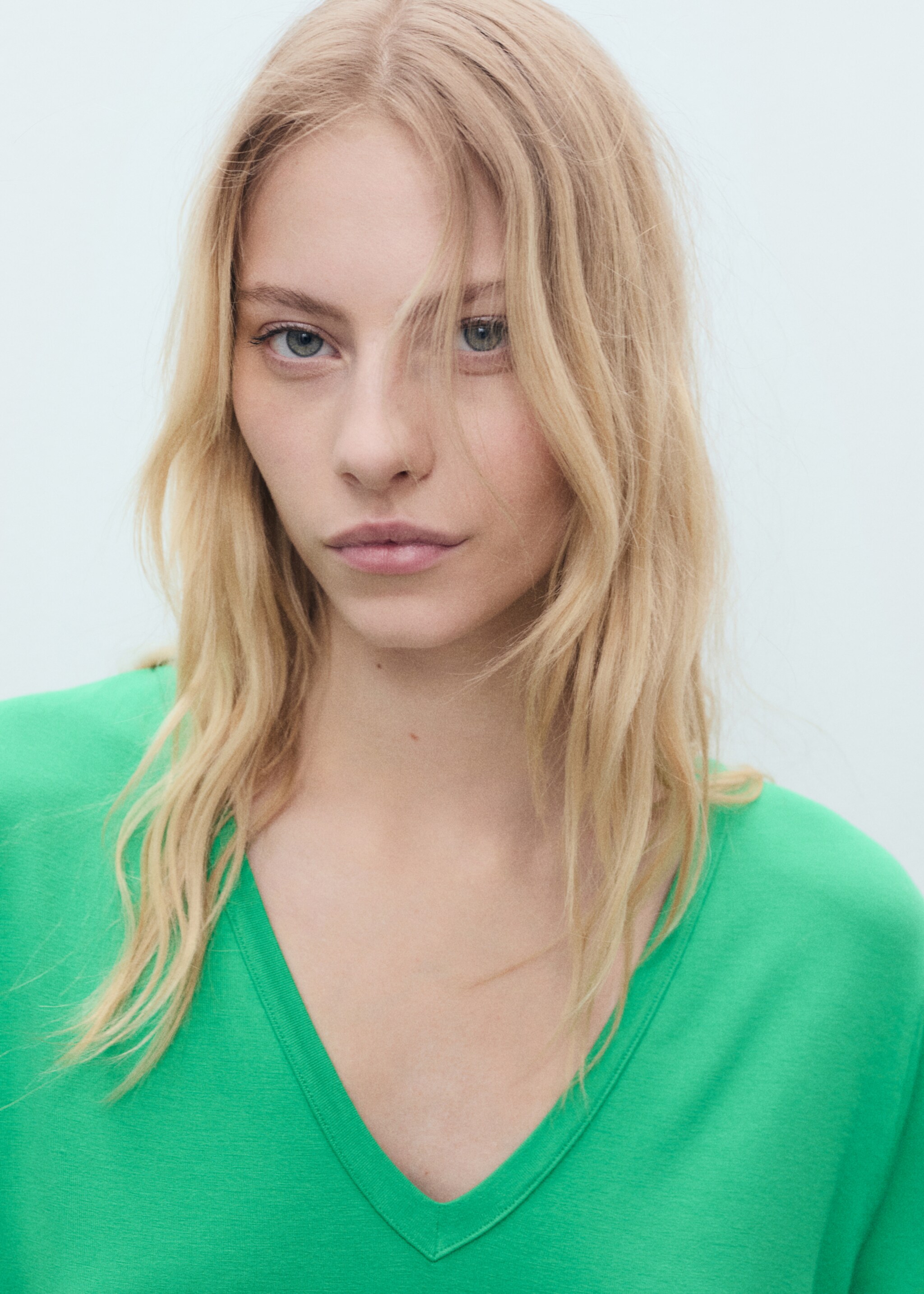 V-neck T-shirt - Details of the article 1, Green. Ref: 87044080-00.