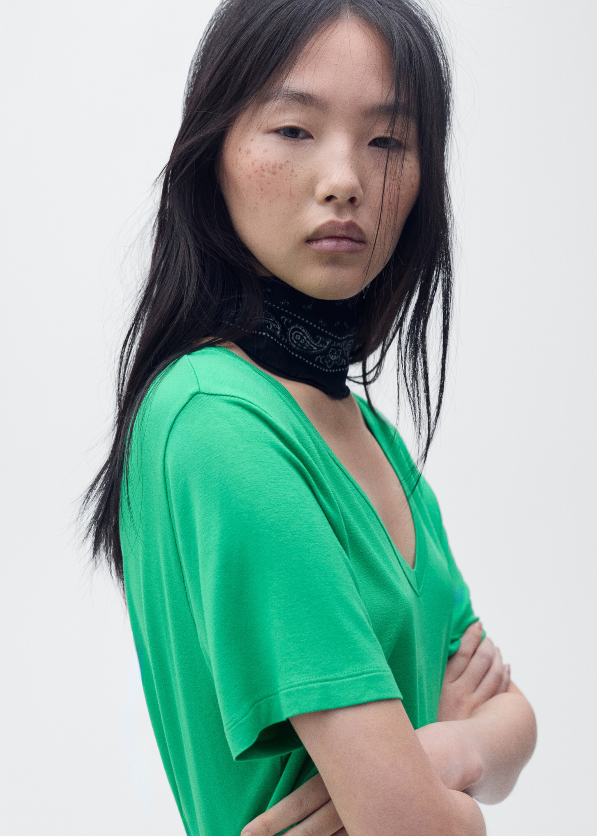 V-neck T-shirt - Details of the article 2, Green. Ref: 87044080-00.