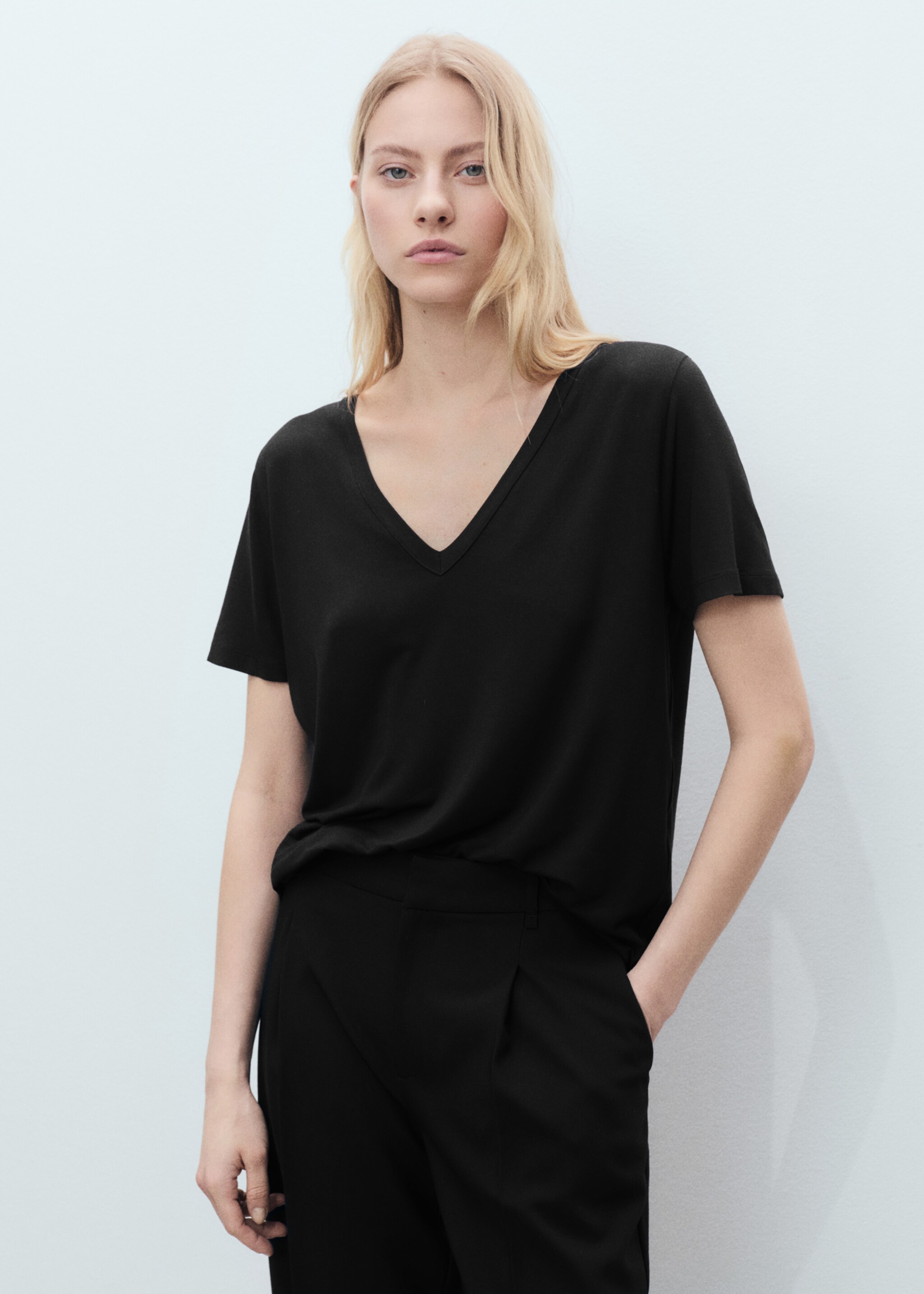 V-neck T-shirt - Medium plane, Black. Ref: 87044080-00.