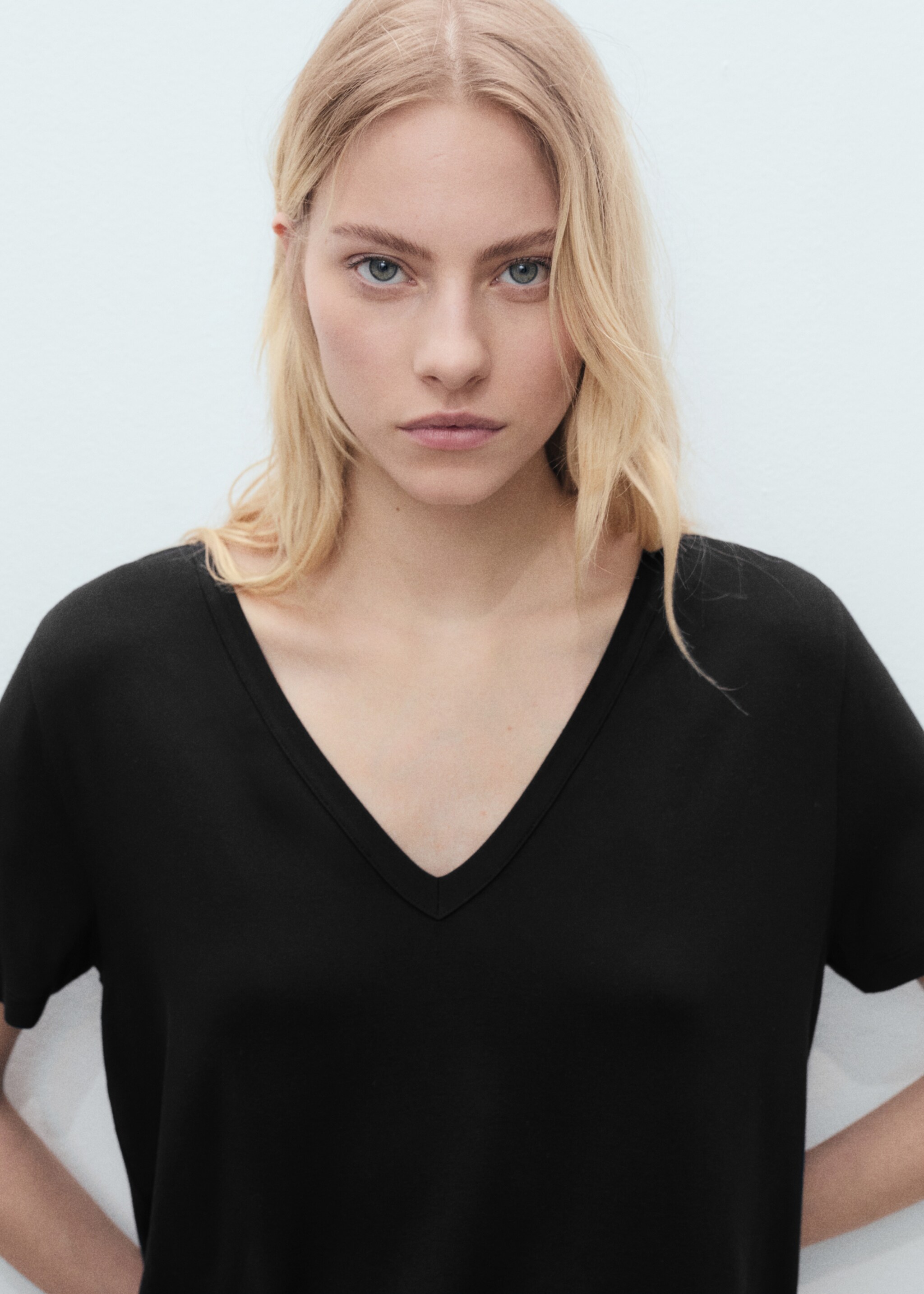 V-neck T-shirt - Details of the article 1, Black. Ref: 87044080-00.
