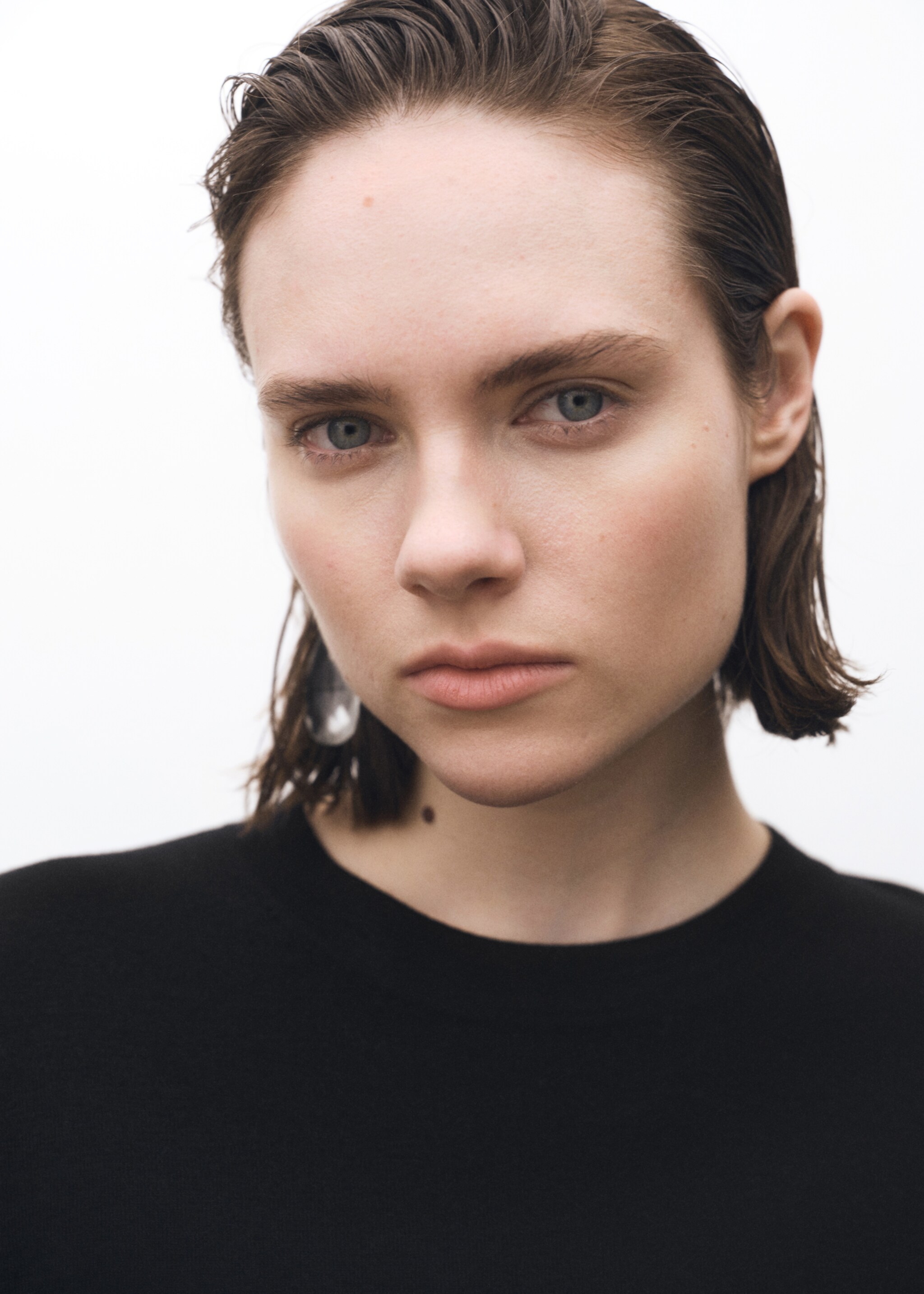 Short-sleeved wool-blend sweater - Details of the article 1, Black. Ref: 87044089-00.