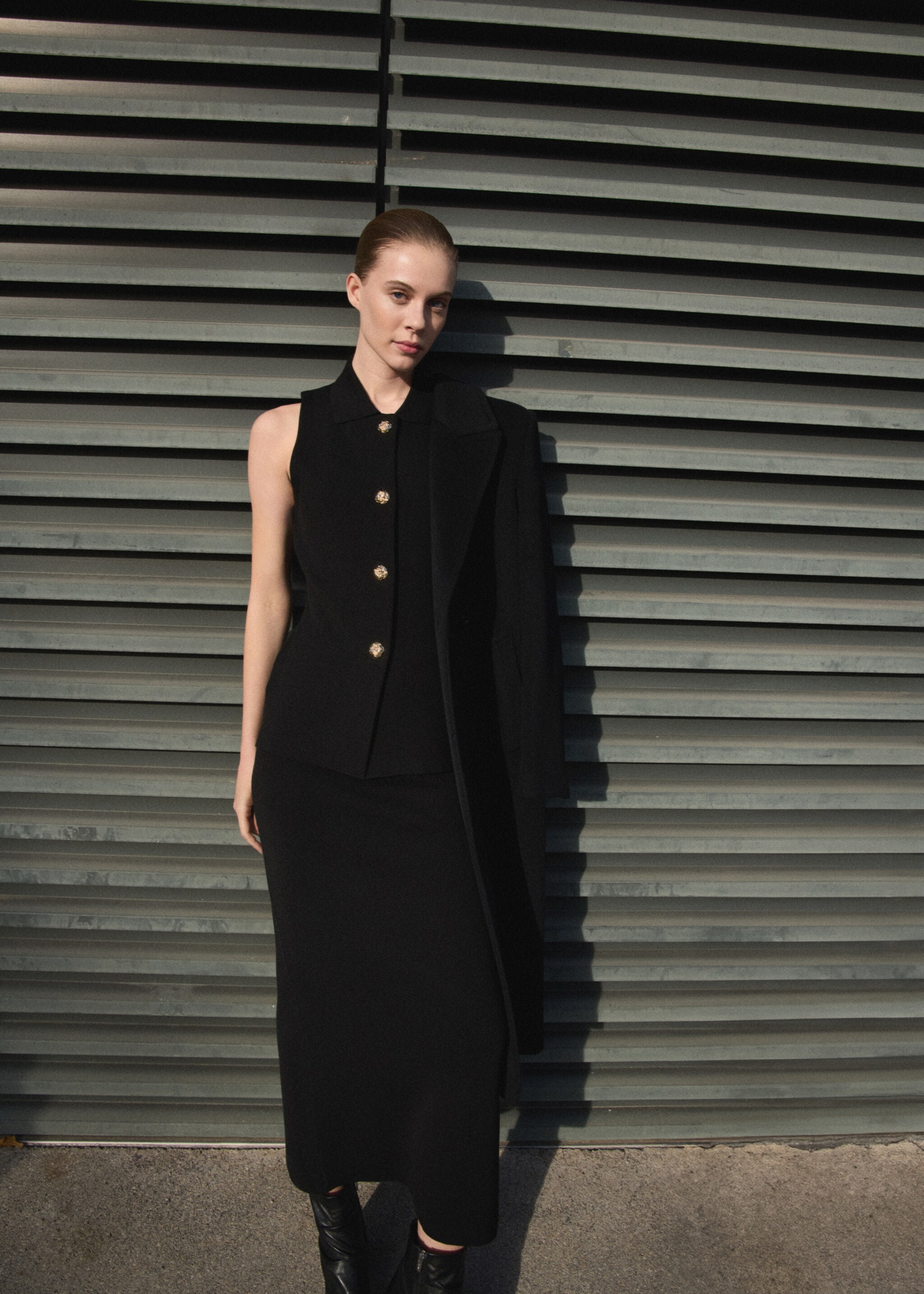 Fine knit midi skirt - Details of the article 6, Black. Ref: 87044090-00.