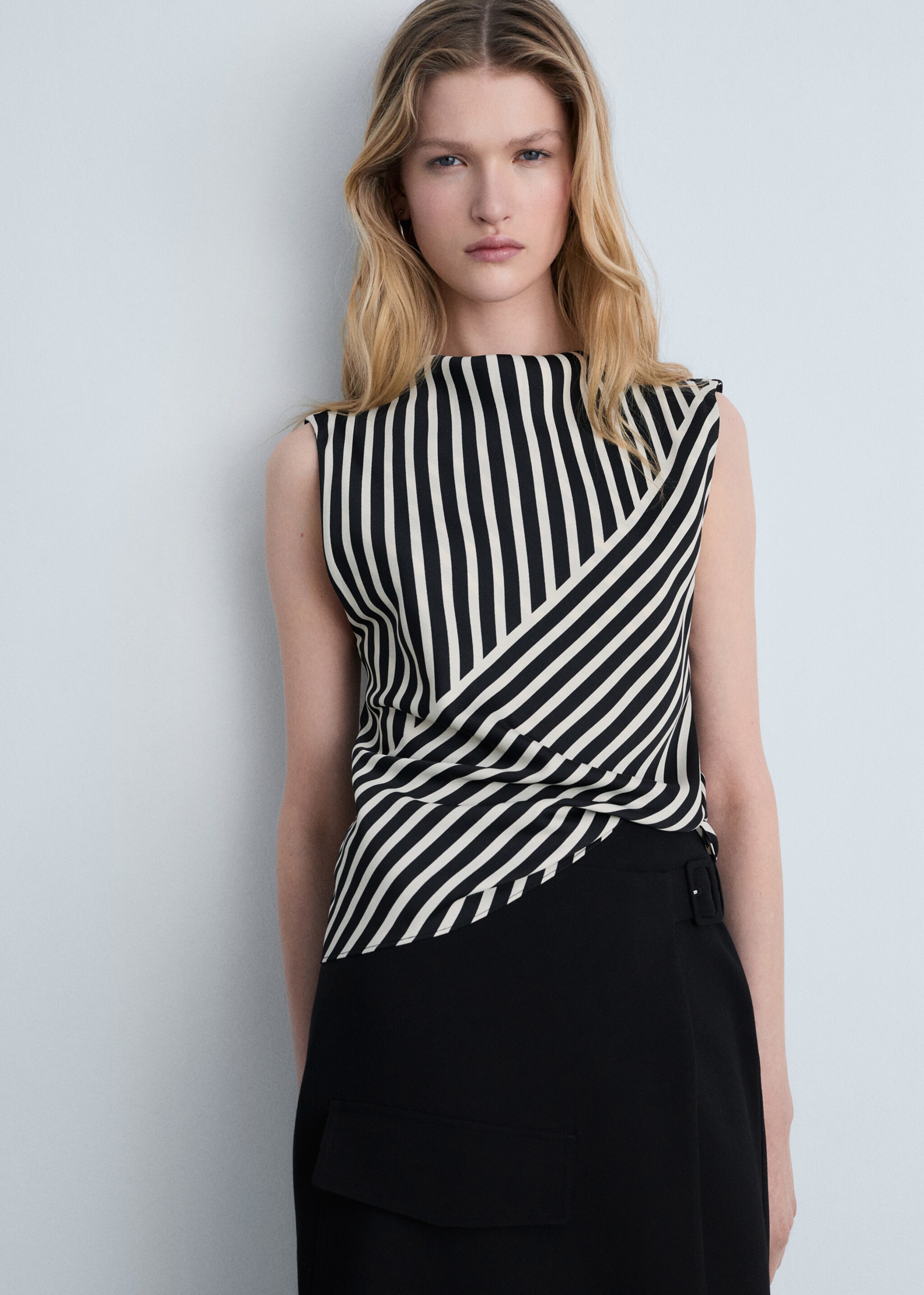 Striped perkins-neck blouse - Medium plane, Black. Ref: 87044091-00.