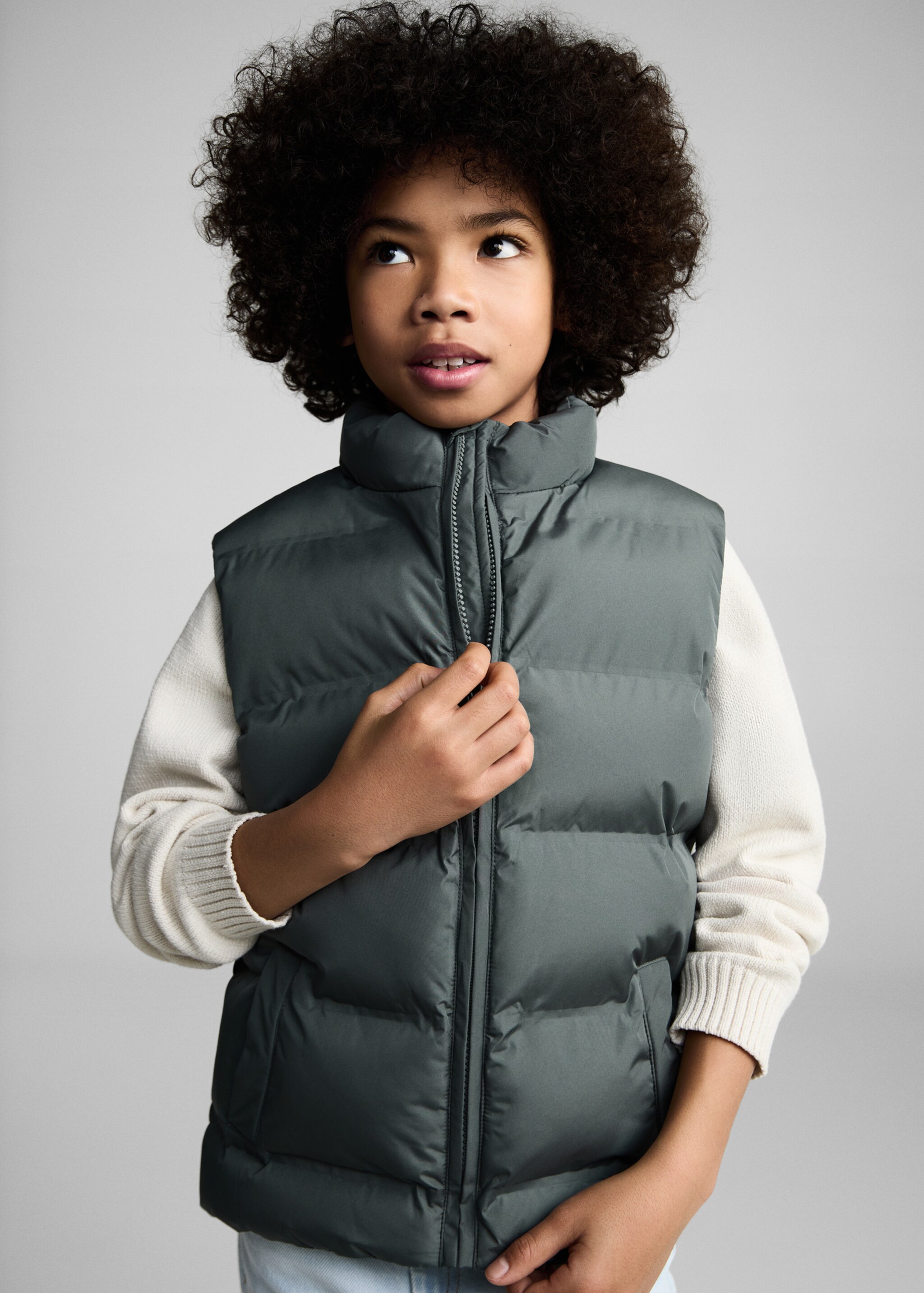 Quilted gilet with pockets - Medium plane, Green. Ref: 87044404-00.
