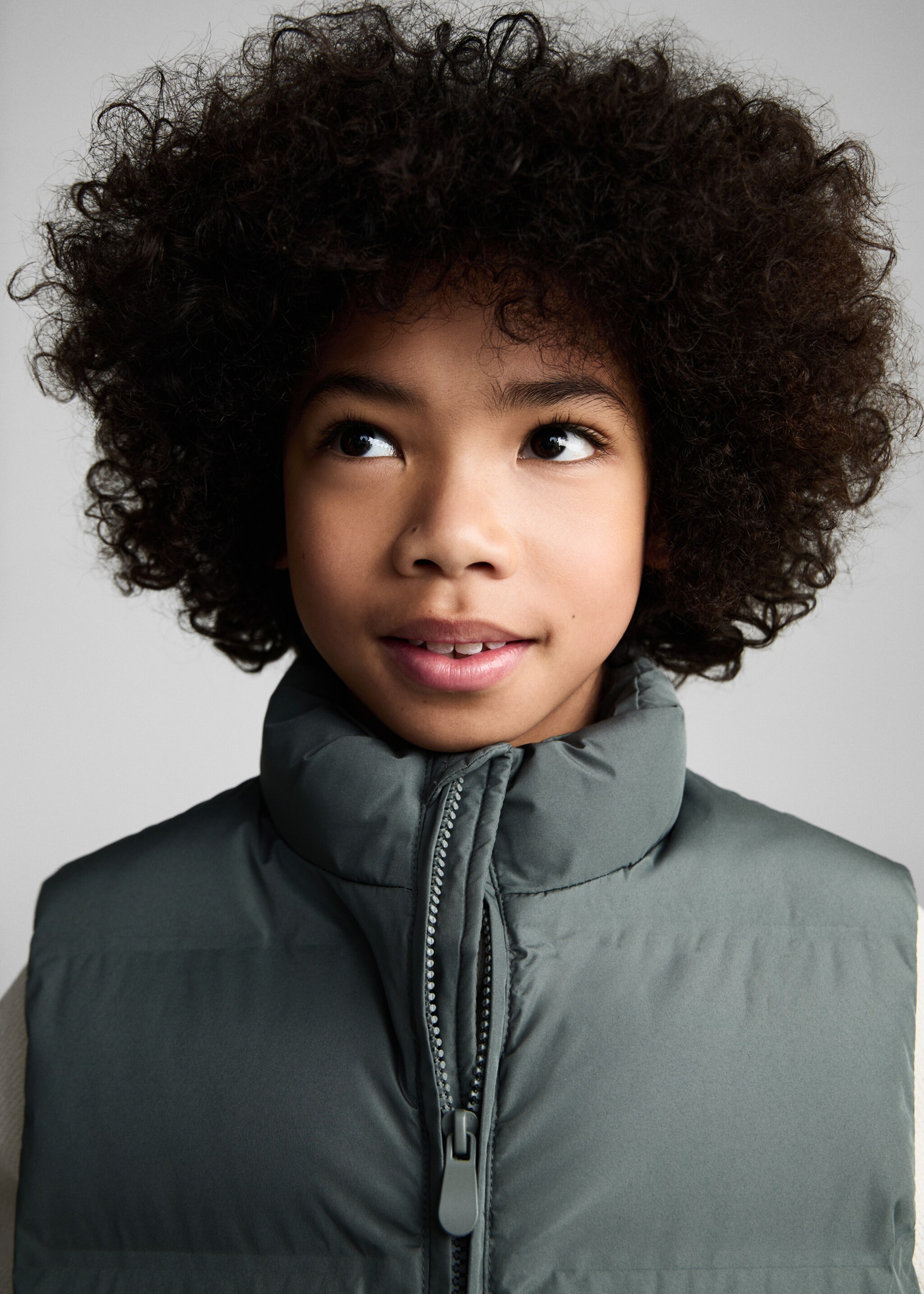 Quilted gilet with pockets - Details of the article 1, Green. Ref: 87044404-00.