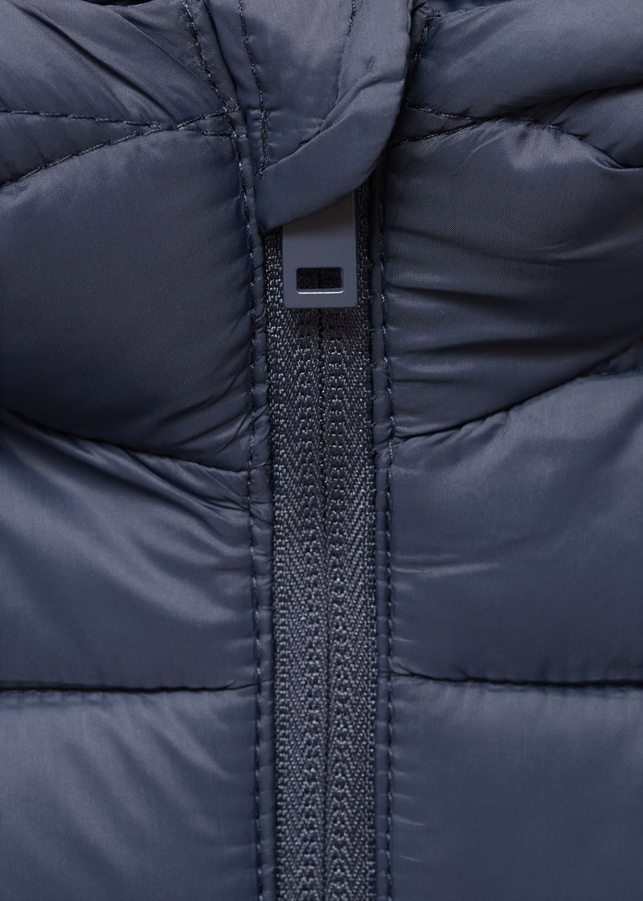 Quilted gilet with hood - Details of the article 8, Dark Navy. Ref: 87044405-00.