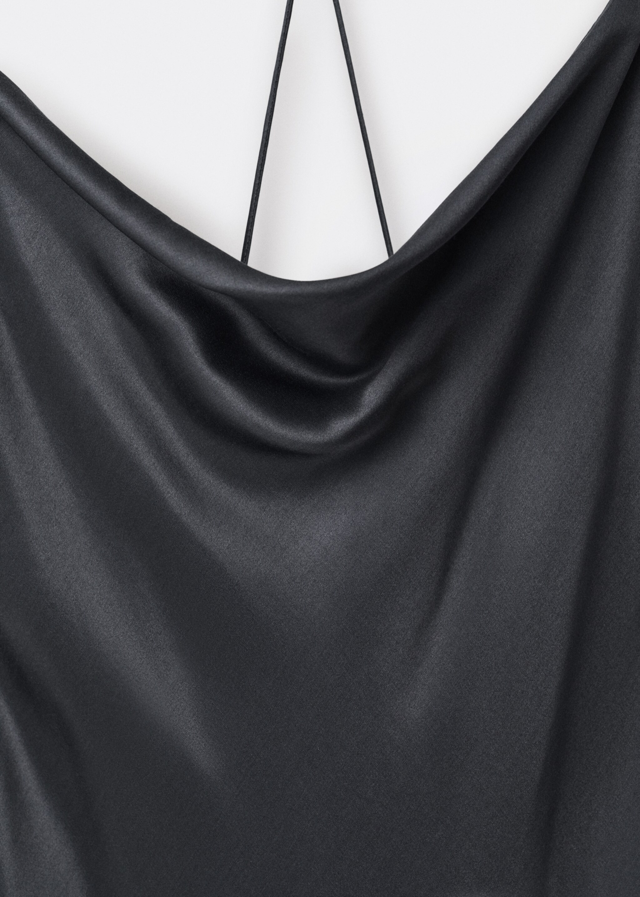Seidenkleid mit drapiertem Ausschnitt - Detail des Artikels 8, Anthrazit. Ref: 87044419-00.
