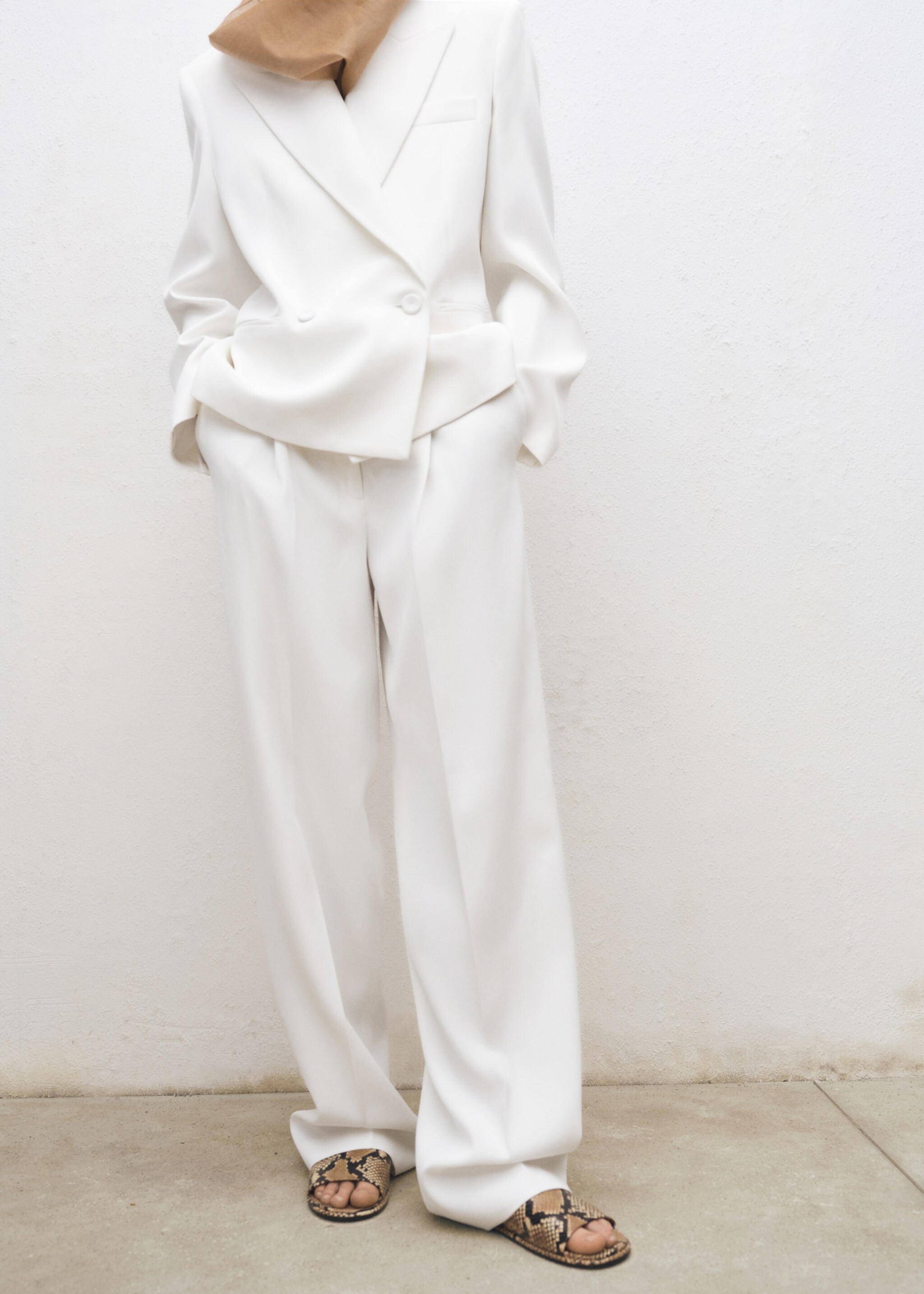 Wideleg suit trousers - Plan moyen, Blanc. Ref: 87044420-00.