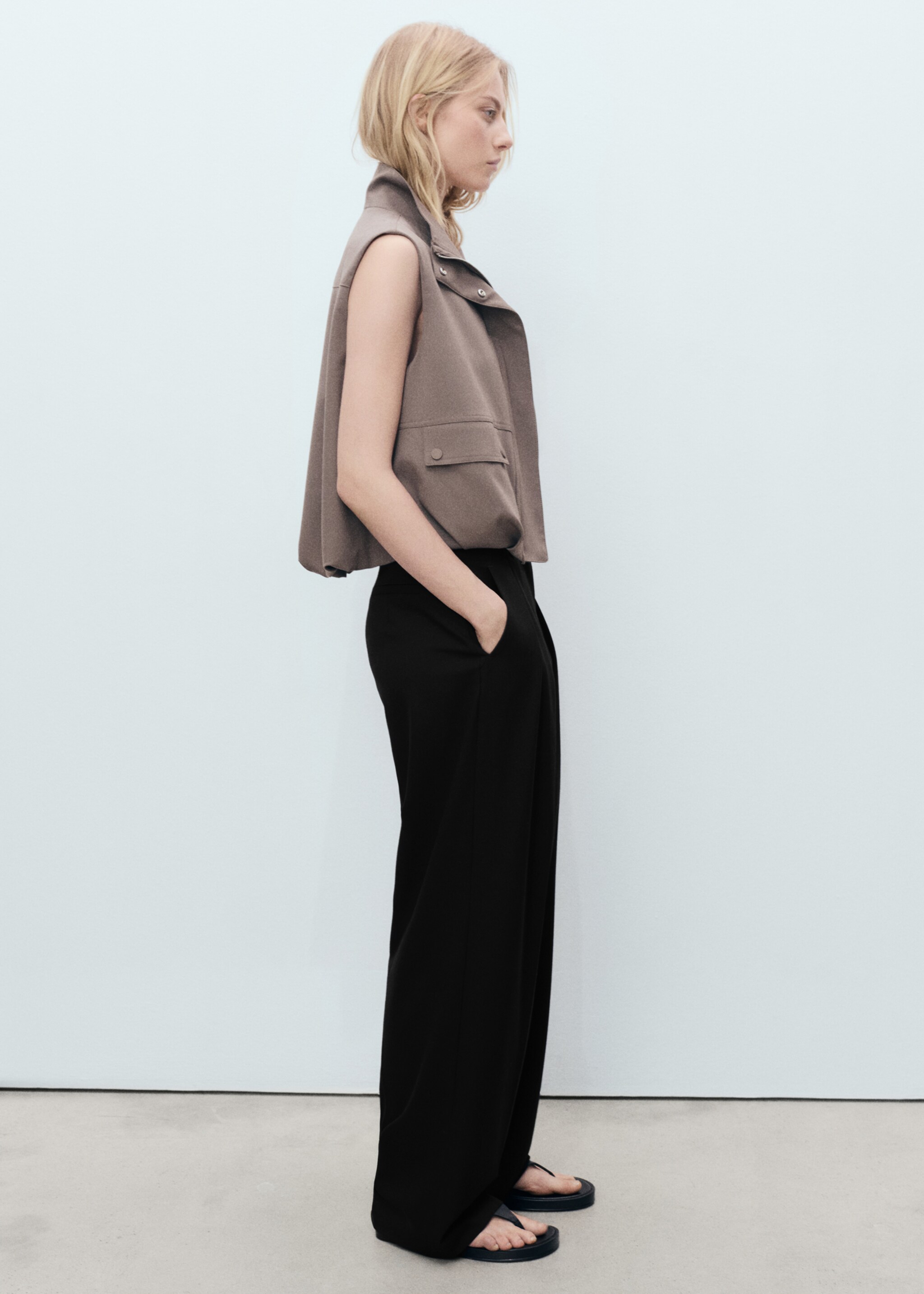 Wideleg pleated trousers - Details of the article 6, Black. Ref: 87044424-00.