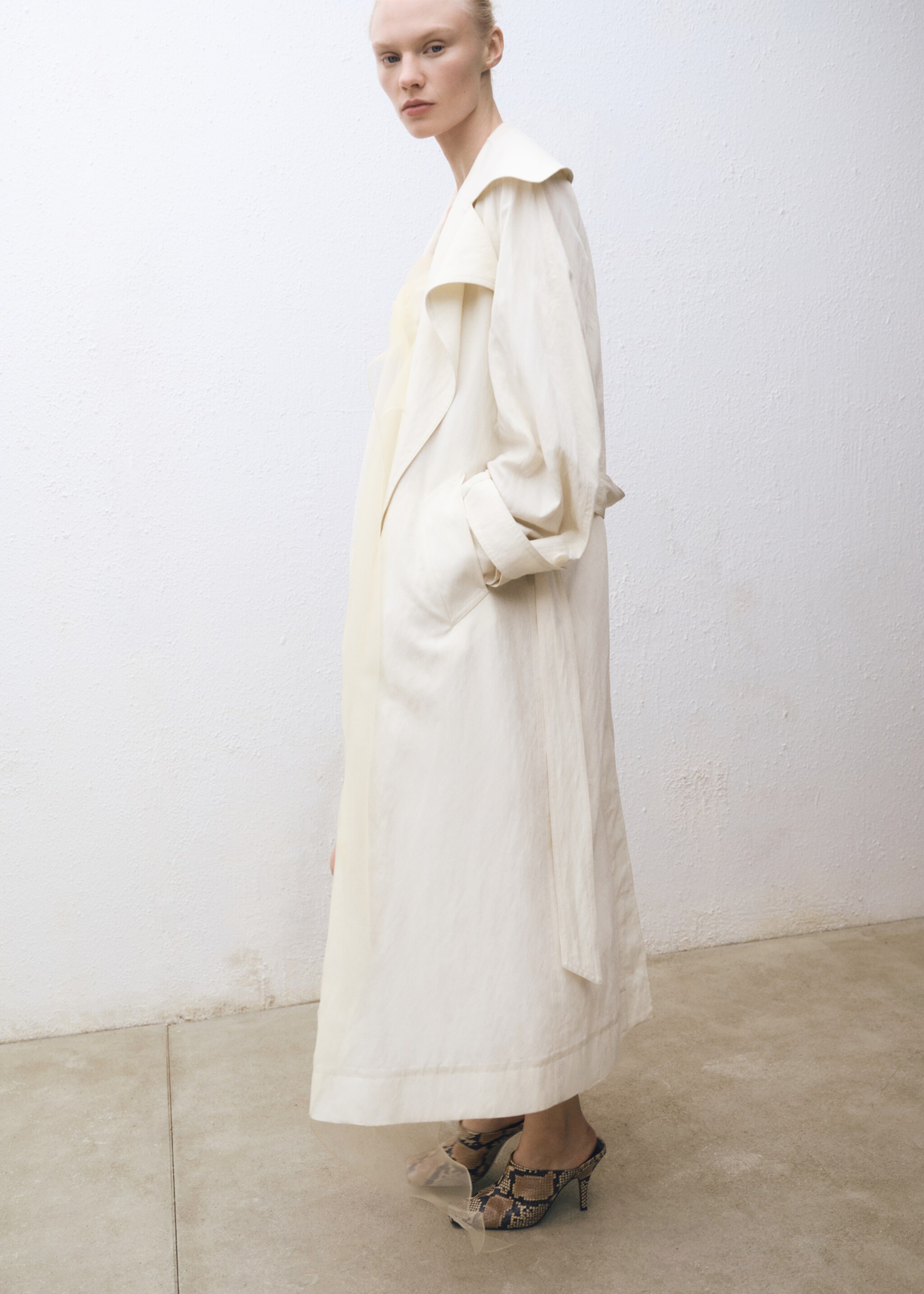 Oversized trench coat with lapels - Details of the article 6, Ecru. Ref: 87044425-00.