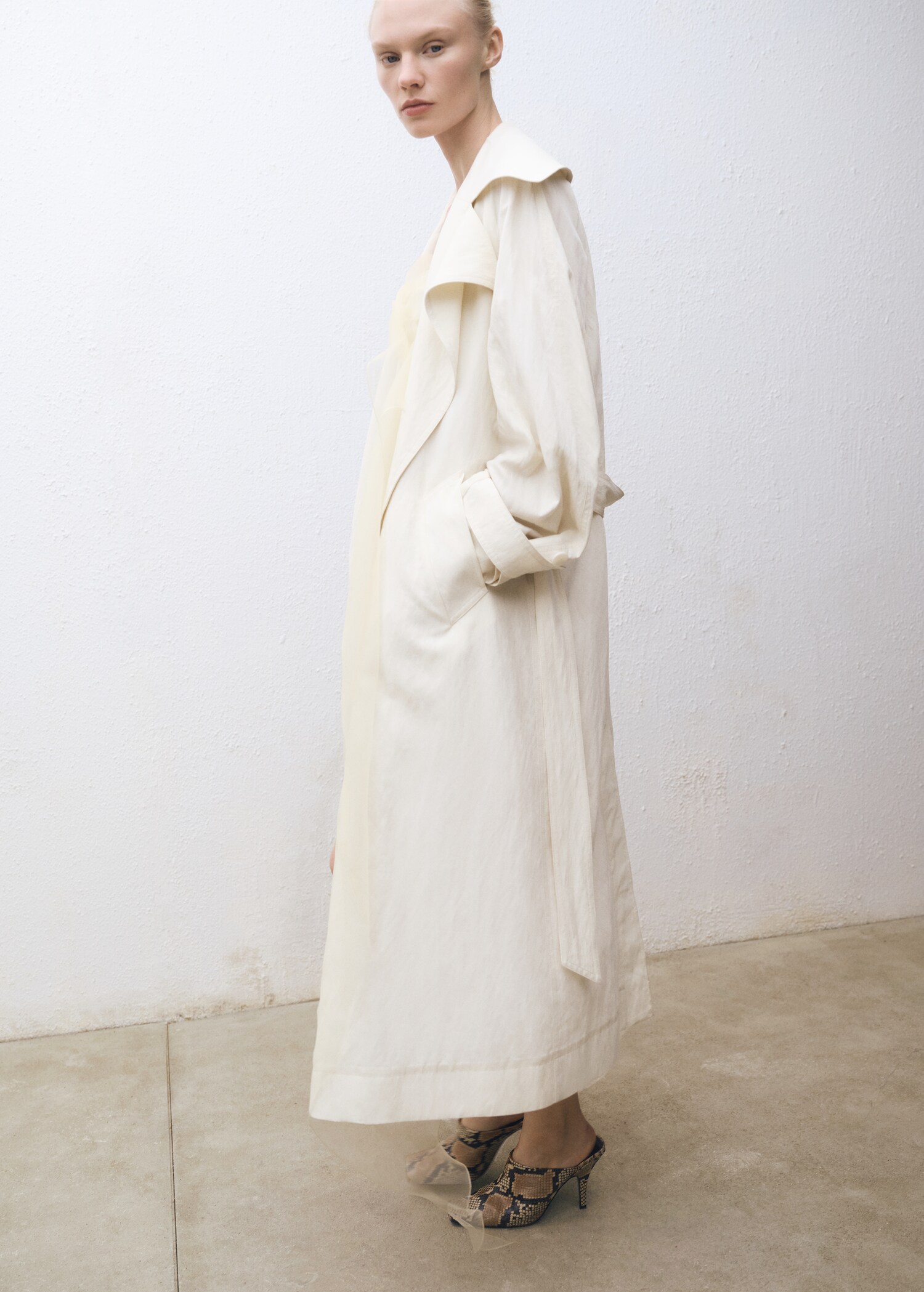 Oversized trench coat with lapels - Details of the article 6