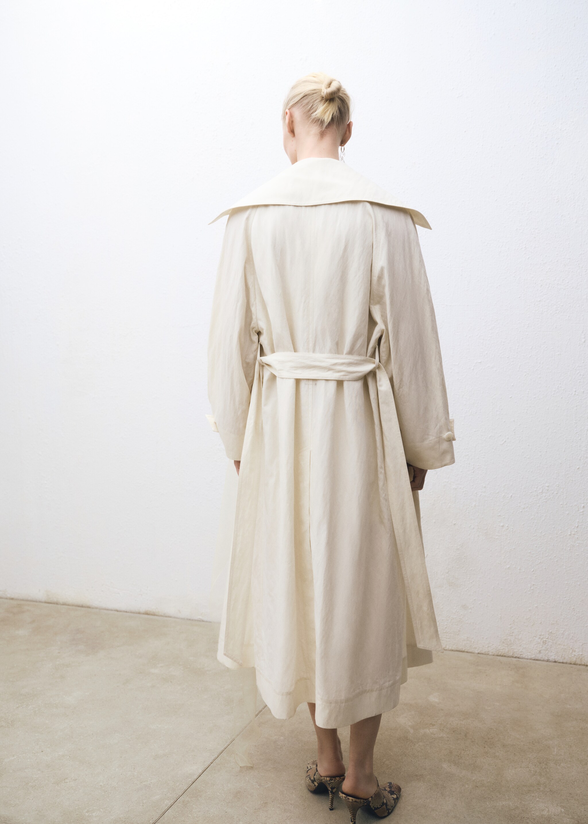 Oversized trench coat with lapels - Reverse of the article, Ecru. Ref: 87044425-00.