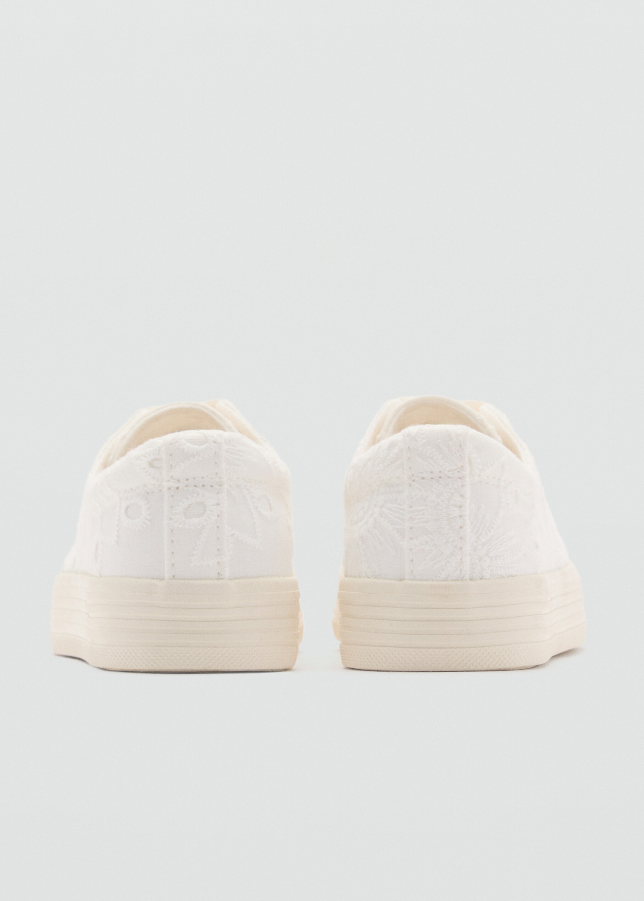 Sabatilles brodades - Detall de l'article 2, Blanc. Ref: 87044781-00.