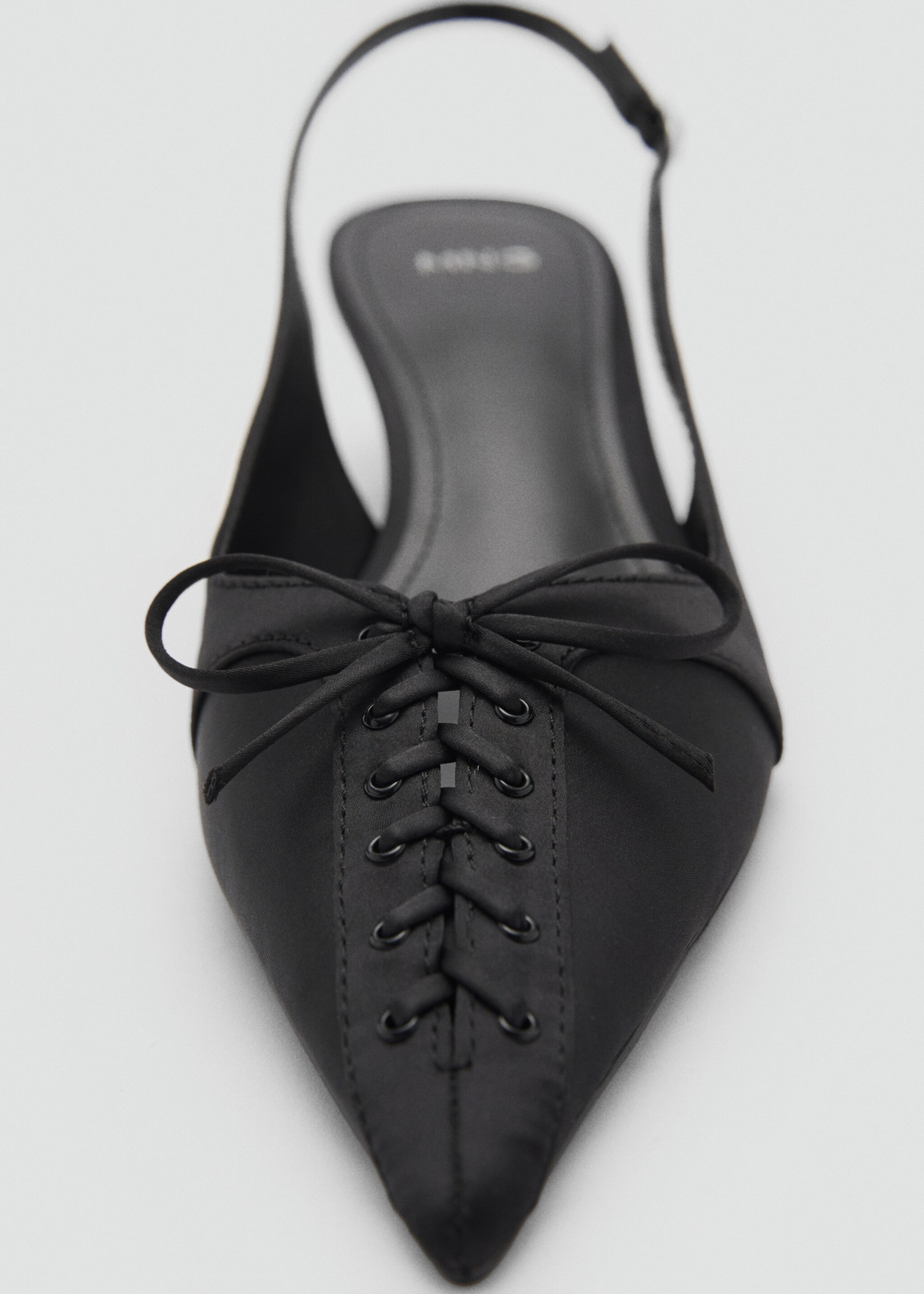 Spitz zulaufende Pumps mit Schleife - Detail des Artikels 2, Schwarz. Ref: 87044805-00.