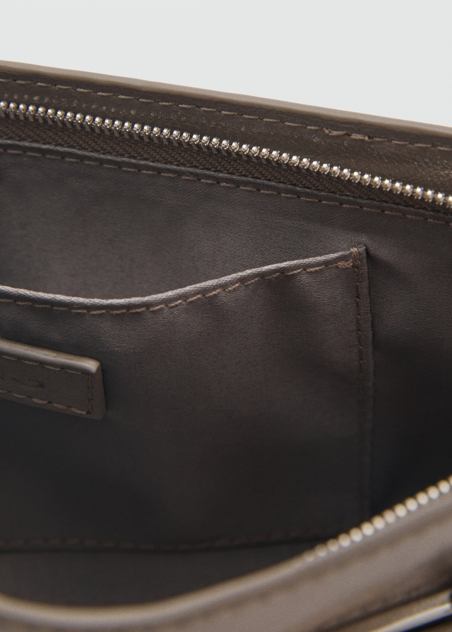 Shoulder bag with pochette pockets - Details of the article 2
