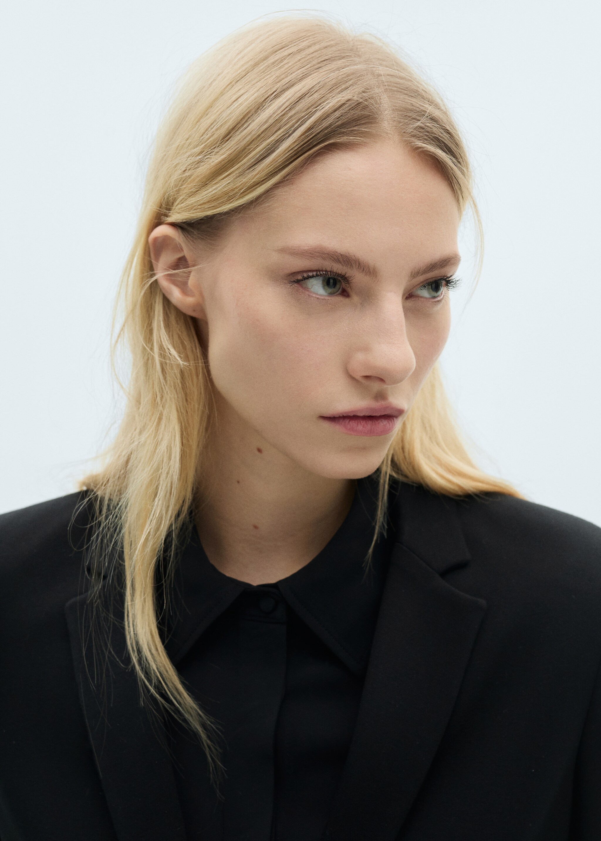 Suit blazer with flap pockets - Details of the article 1, Black. Ref: 87044808-00.