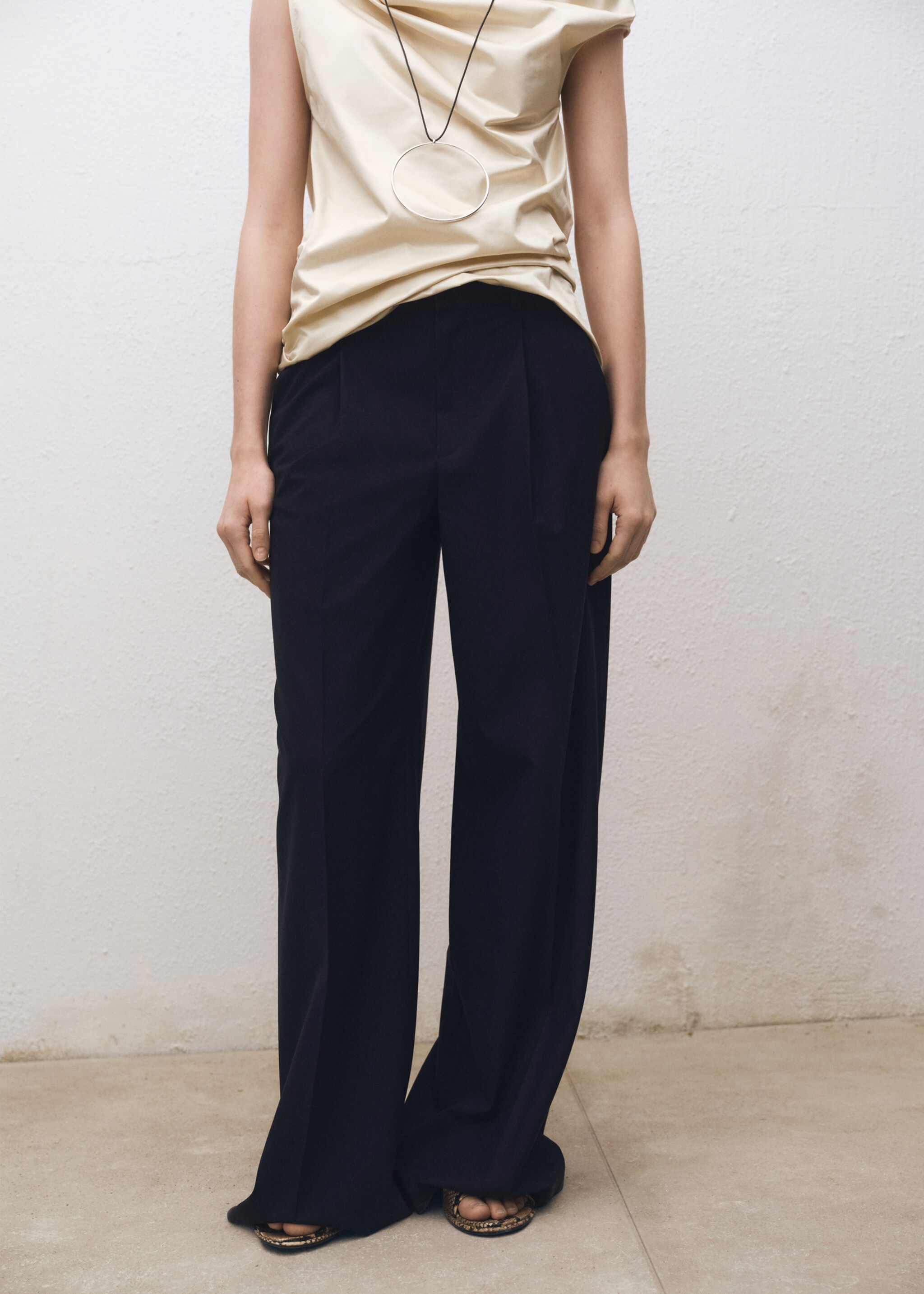 Pantalon wideleg à pinces en laine mélangée - Plan moyen, Bleu marine. Ref: 87044812-00.