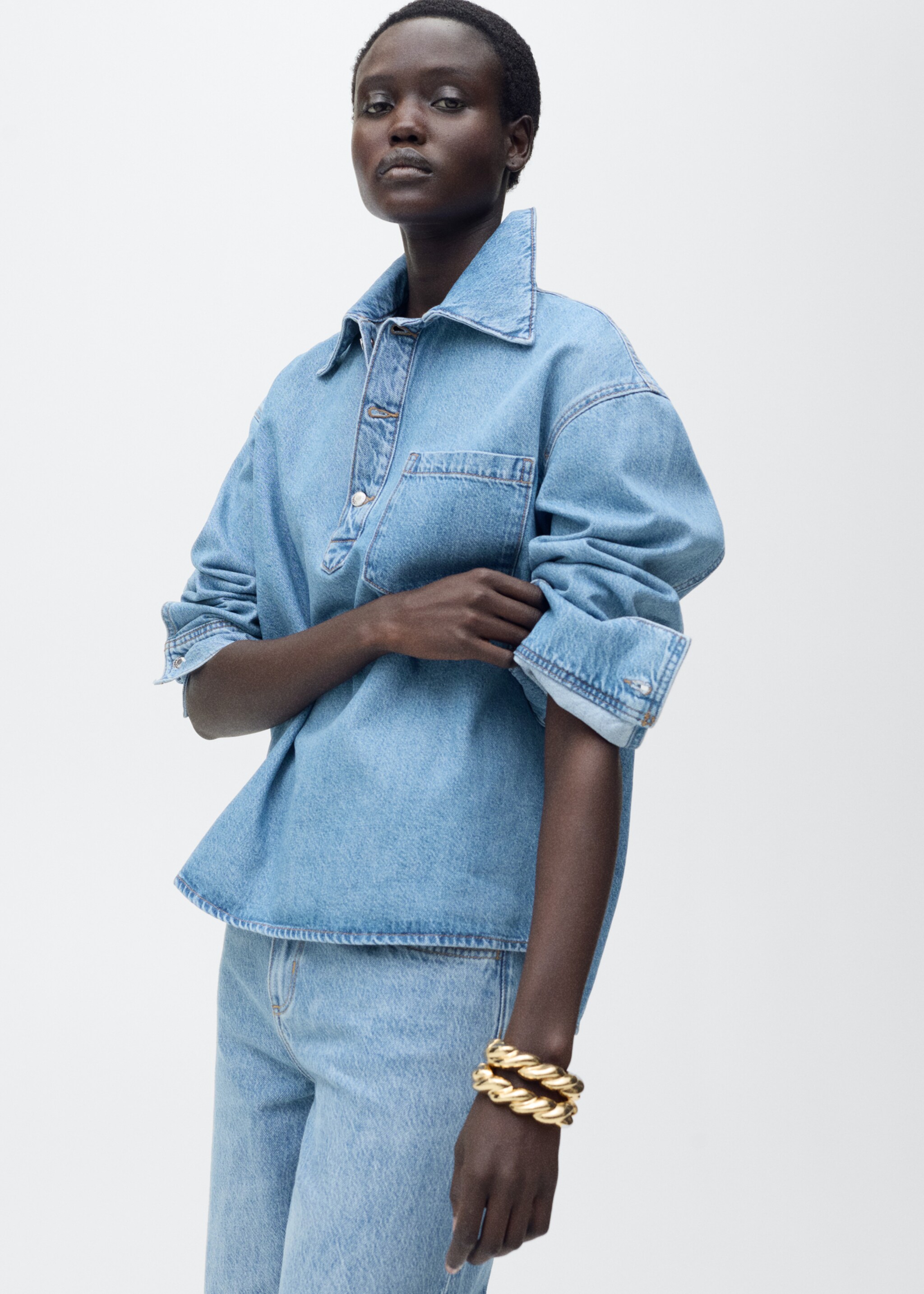 Denim blouse met borstzak - Detail van het artikel 1, Middenblauw. Ref: 87045756-00.