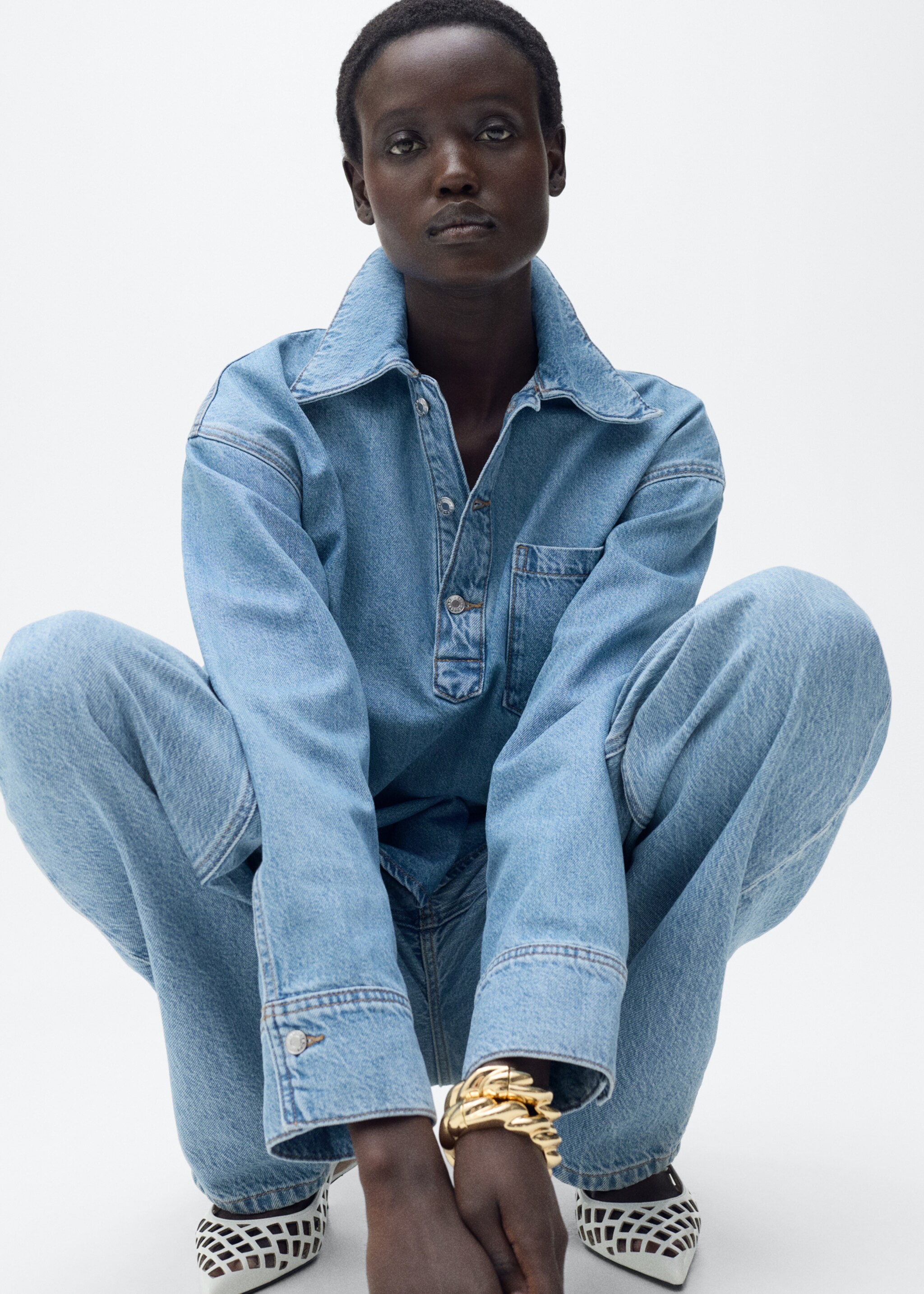 Denim blouse met borstzak - Detail van het artikel 2, Middenblauw. Ref: 87045756-00.