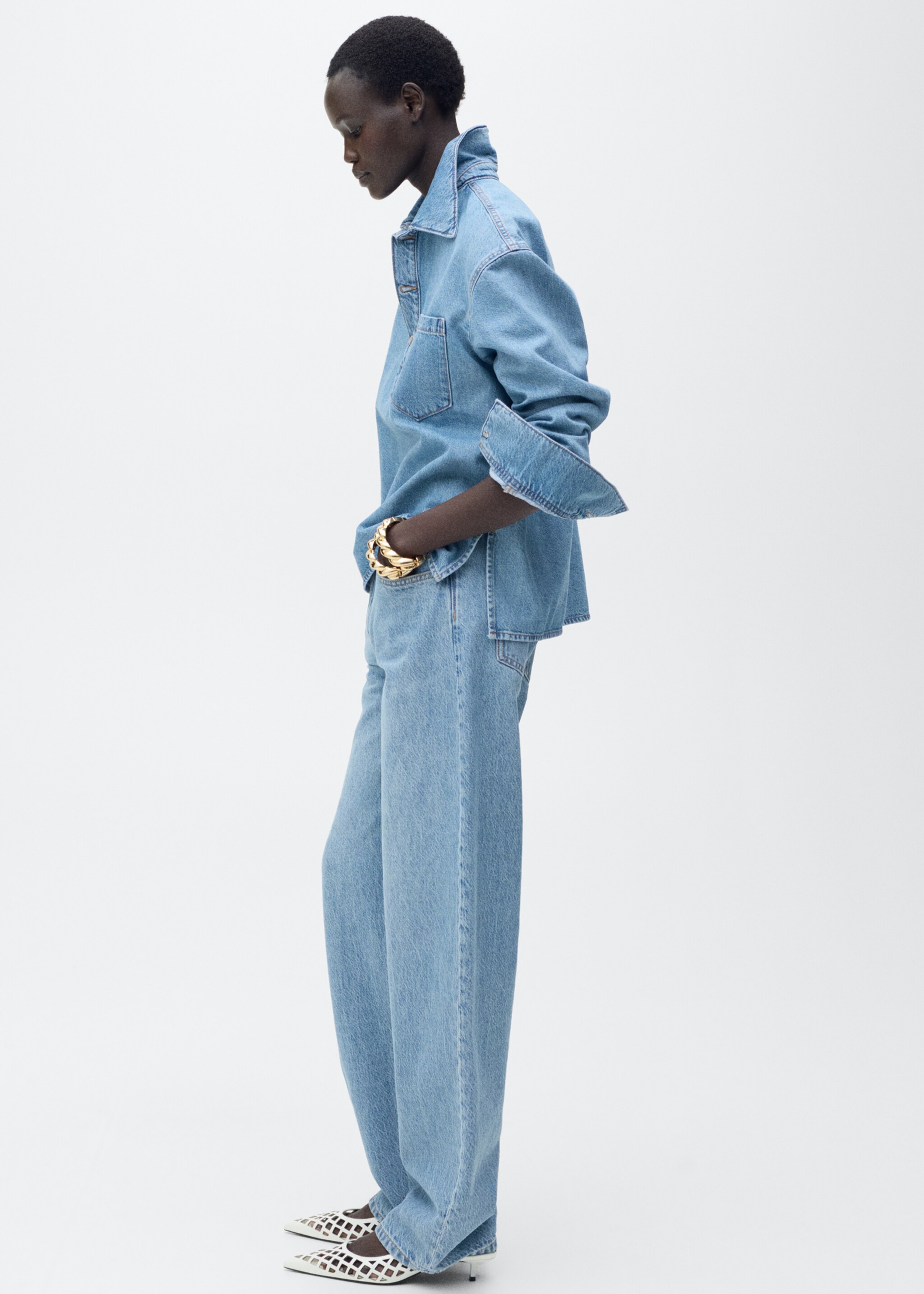 Denim blouse met borstzak - Detail van het artikel 6, Middenblauw. Ref: 87045756-00.