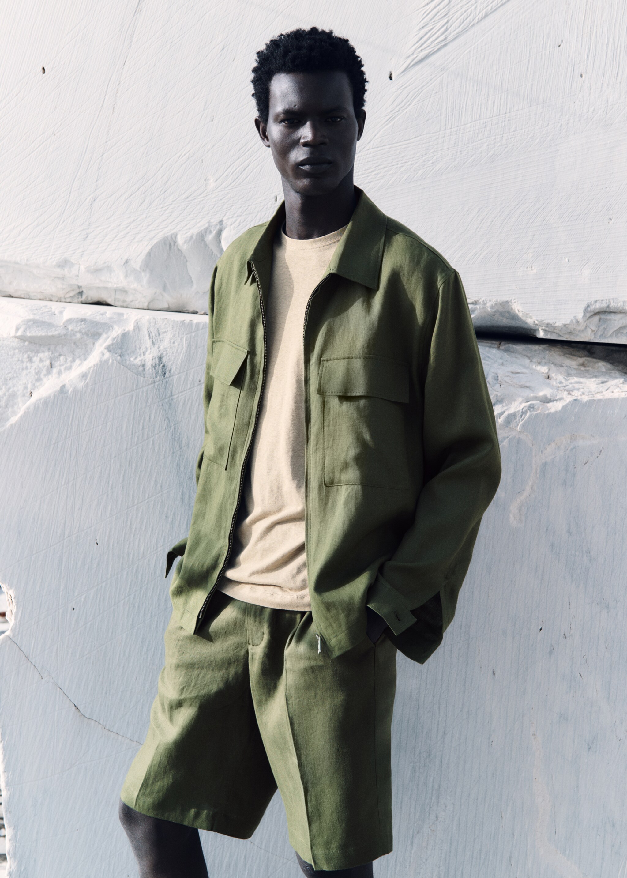 Bermudas 100% lino pinzas - Detalle del artículo 3, Verde. Ref: 87045917-00.