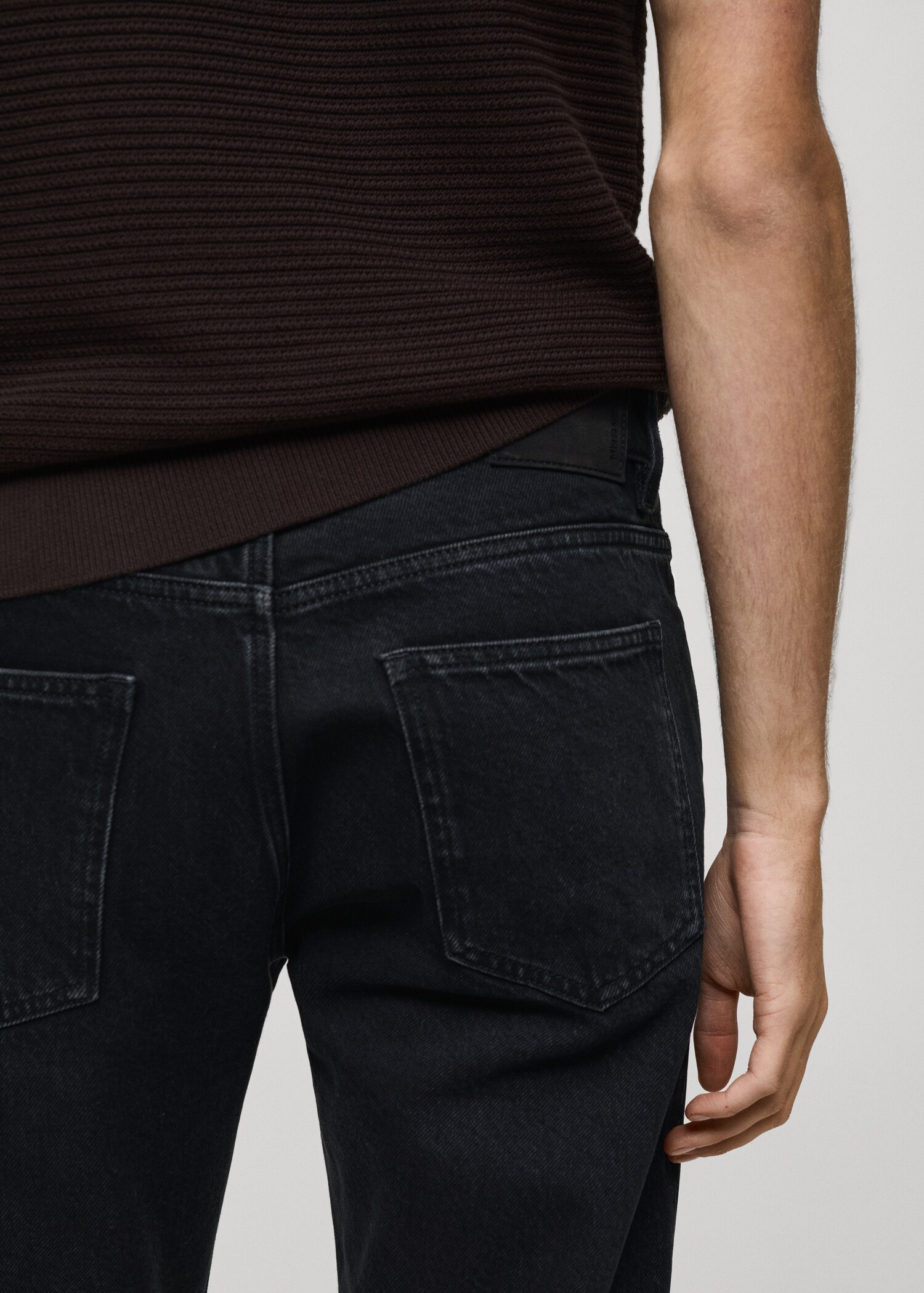 Cropped carrot-fit jeans - Details of the article 6