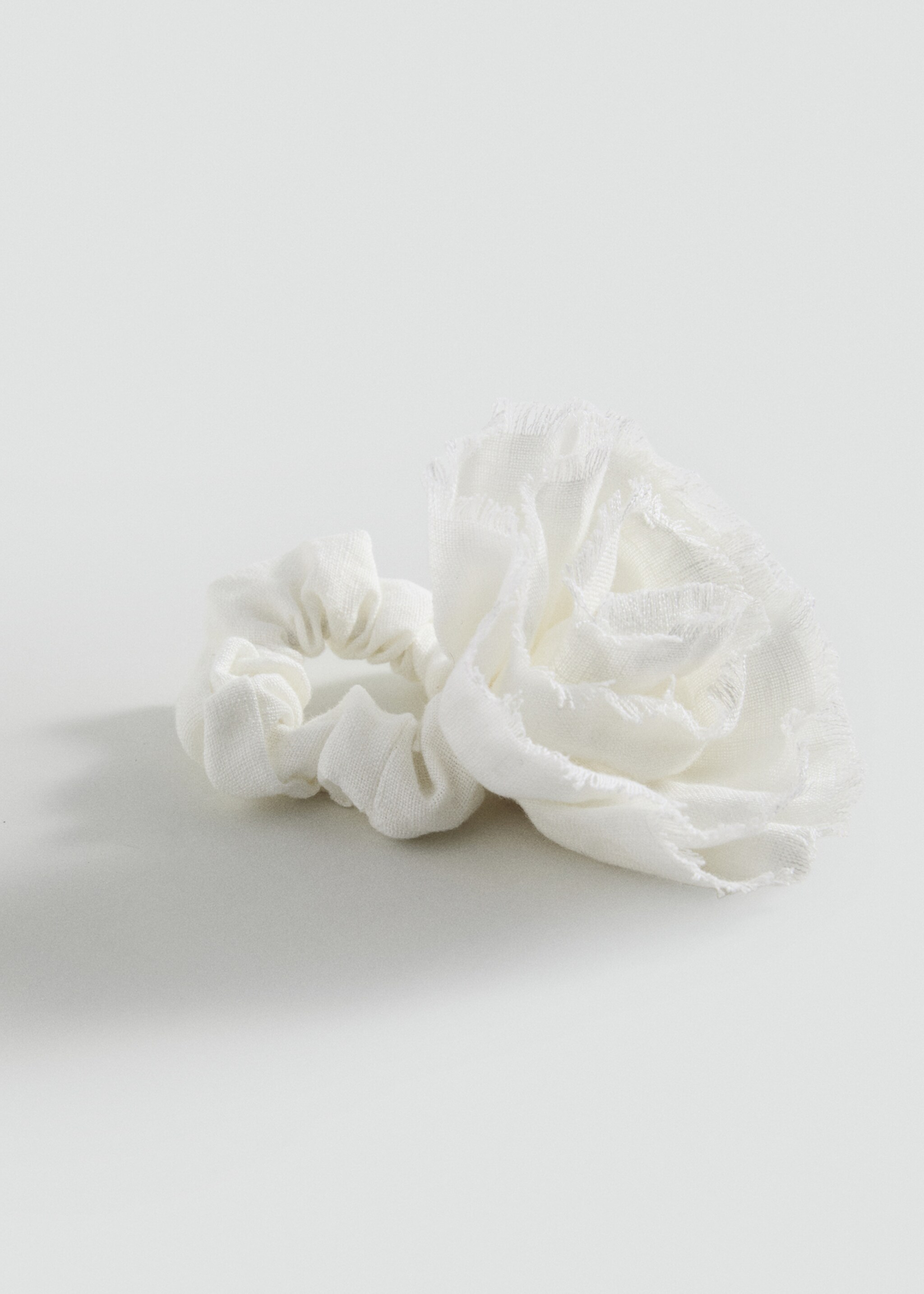 Linen flower scrunchie - Medium plane, Ecru. Ref: 87045931-00.