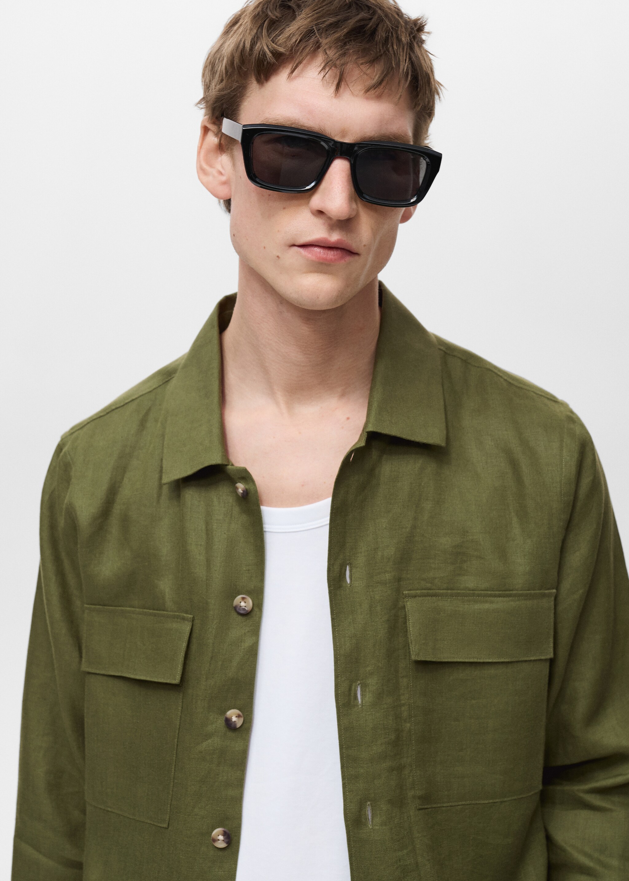 Overshirt mit Taschen aus 100 % Leinen - Detail des Artikels 1, Grün. Ref: 87045933-00.