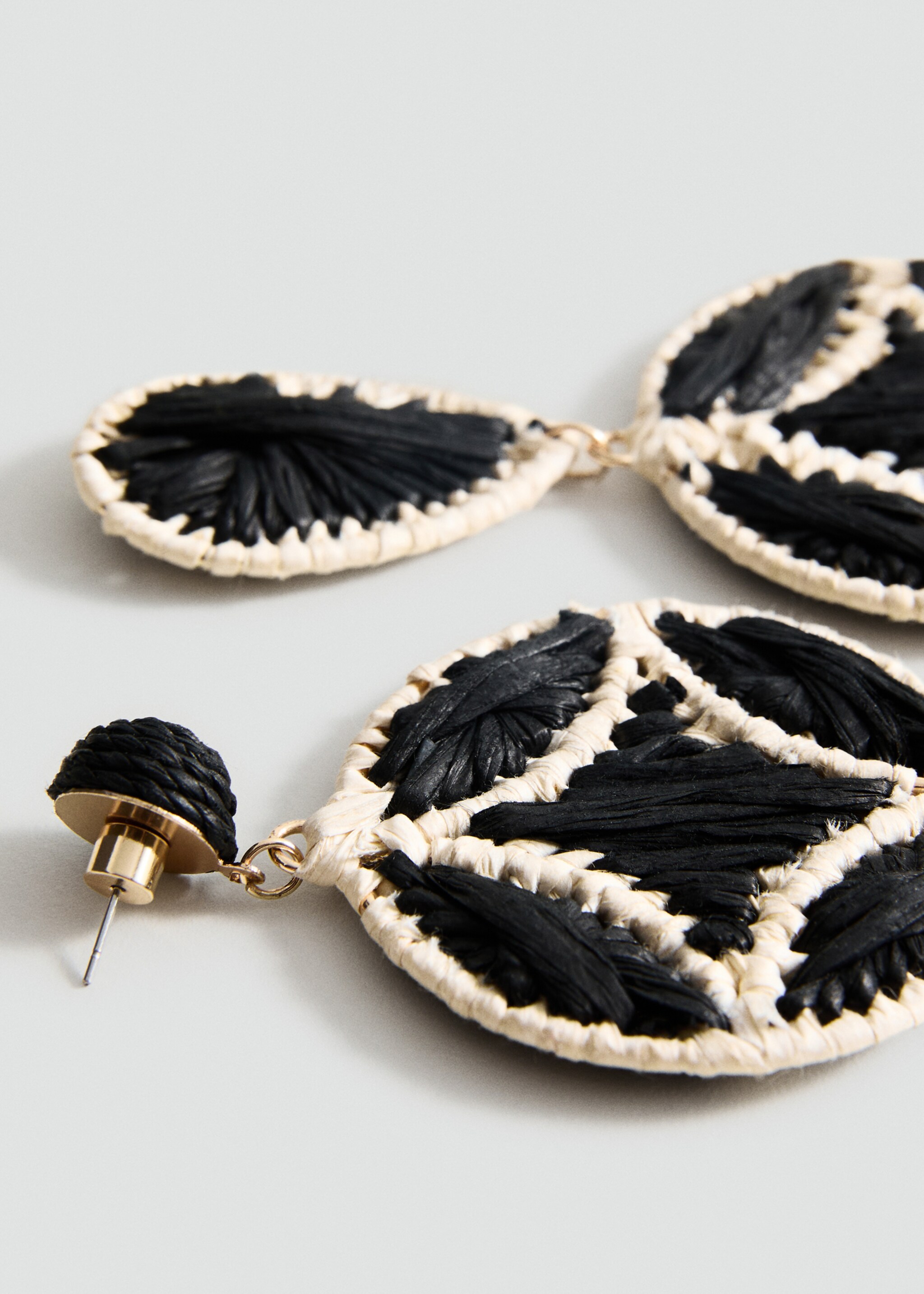 Natural fibre hanging earrings - Medium plane, Black. Ref: 87045954-00.