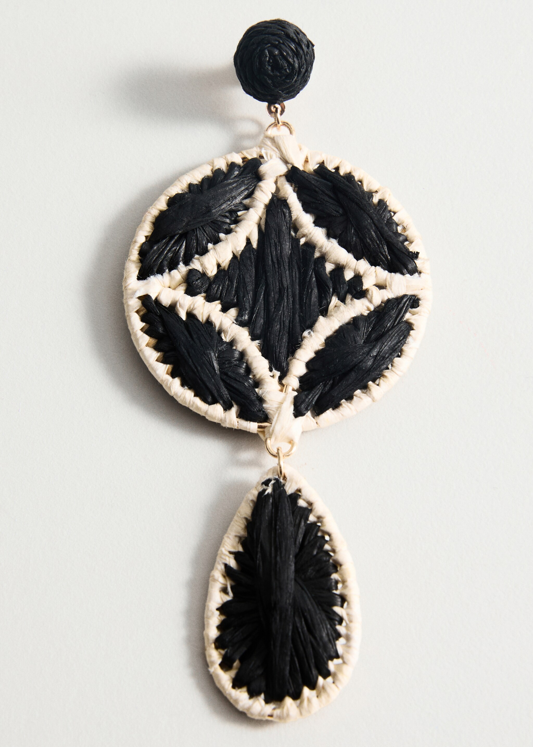 Natural fibre hanging earrings - Details of the article 1, Black. Ref: 87045954-00.