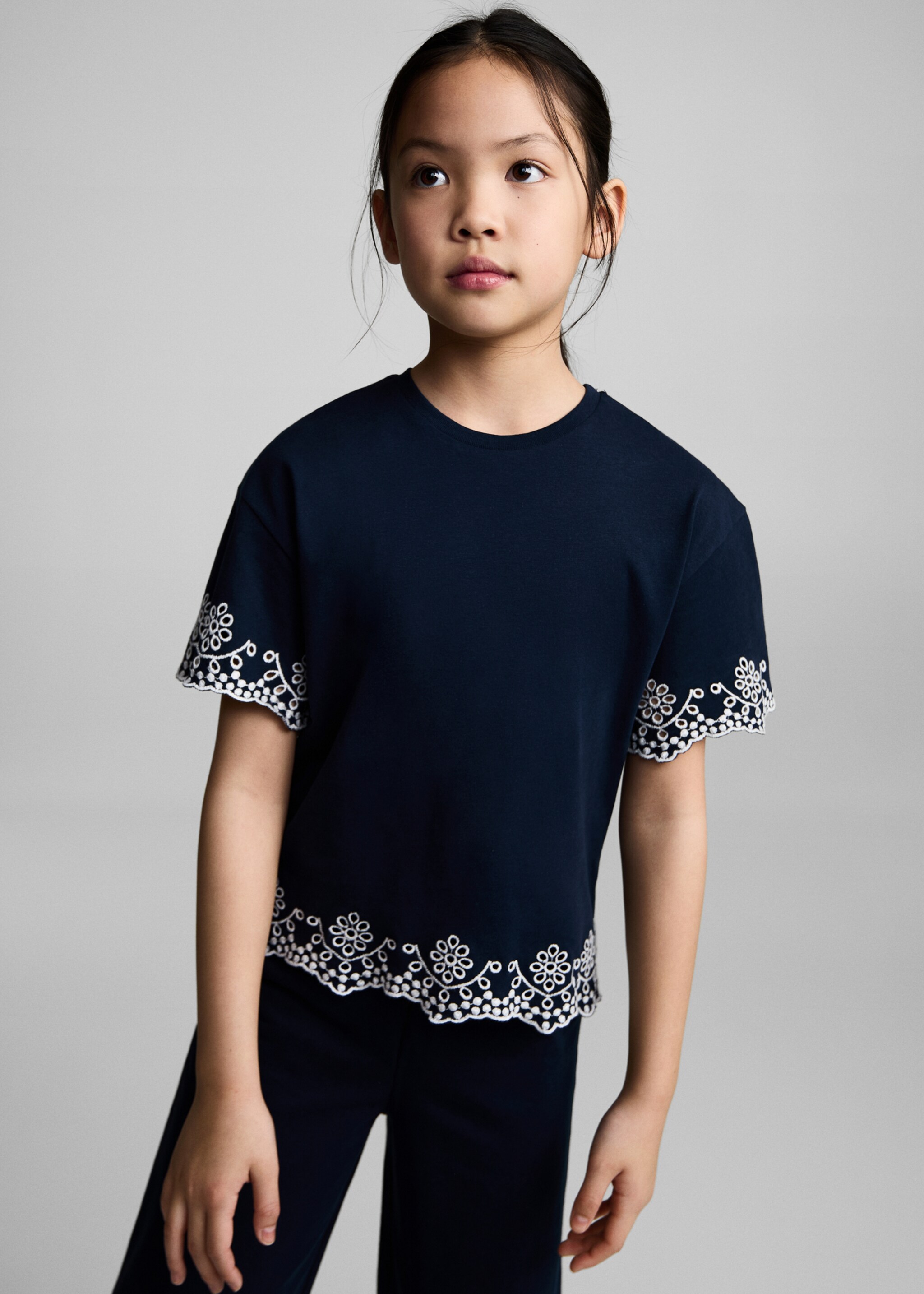 T-shirt détails brodés - Plan moyen, Bleu marine foncé. Ref: 87045960-00.