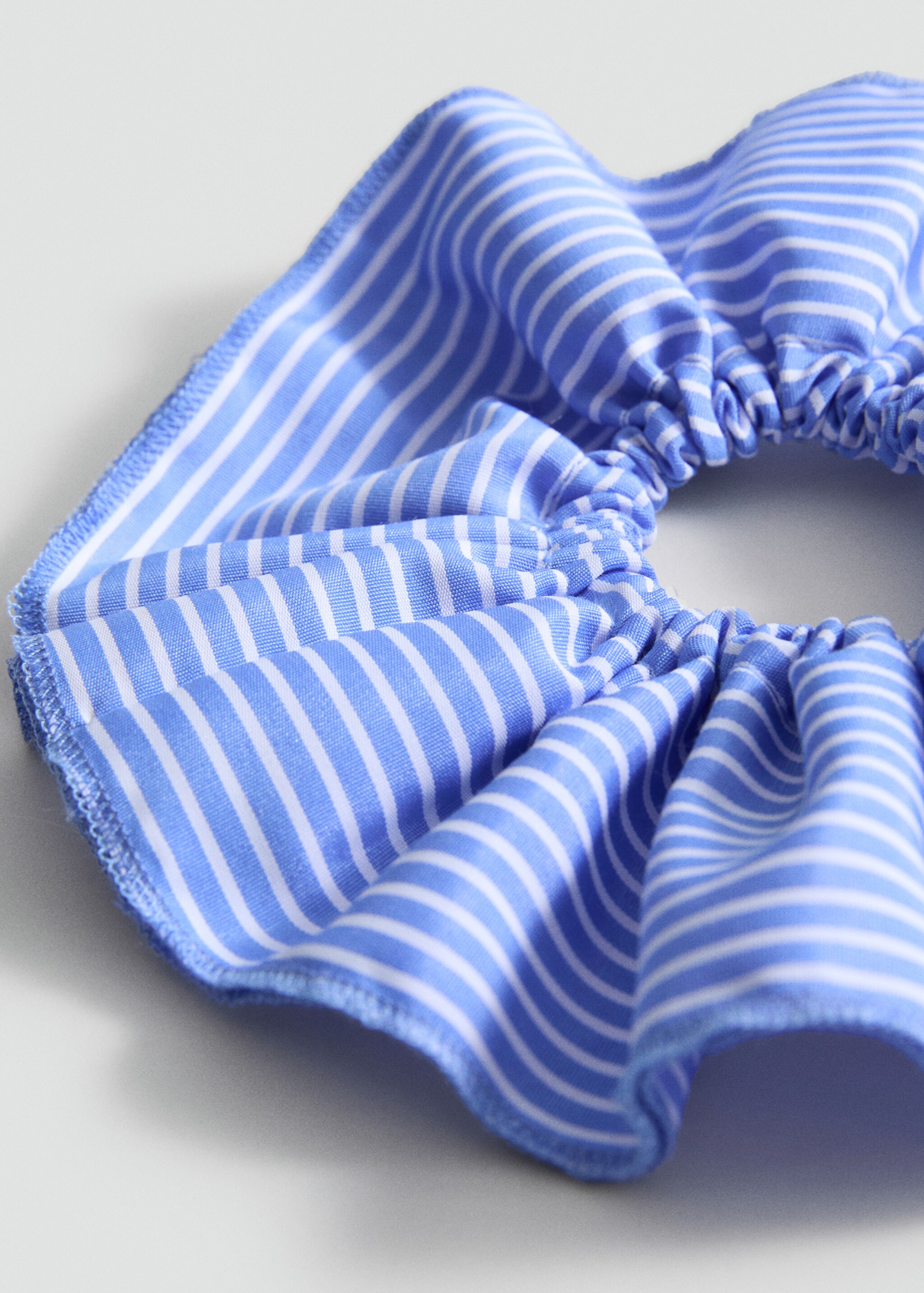 Mini ruffled scrunchie - Medium plane, Sky Blue. Ref: 87046362-00.