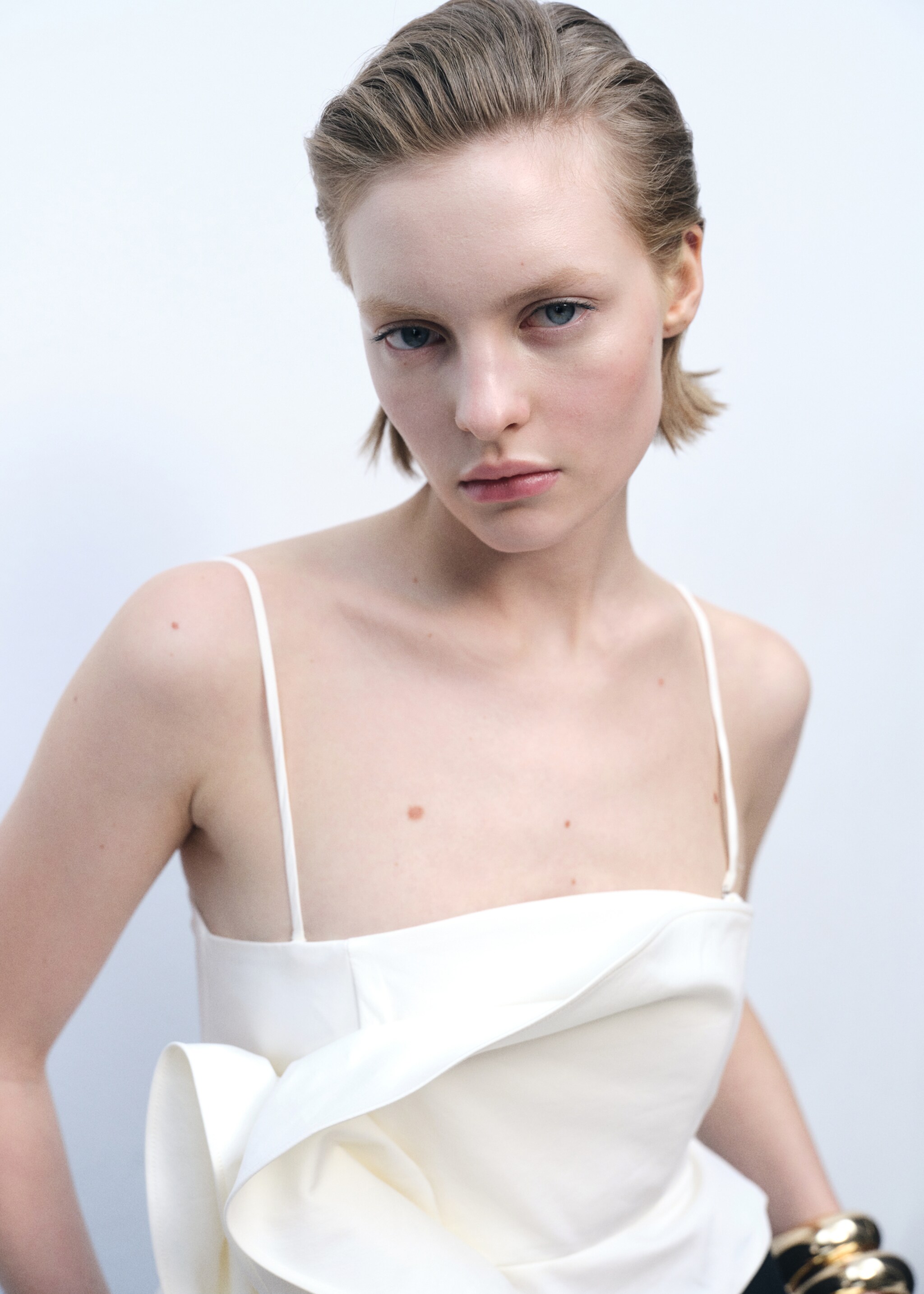 Top maxi volante - Detalle del artículo 1, Blanco roto. Ref: 87046371-00.