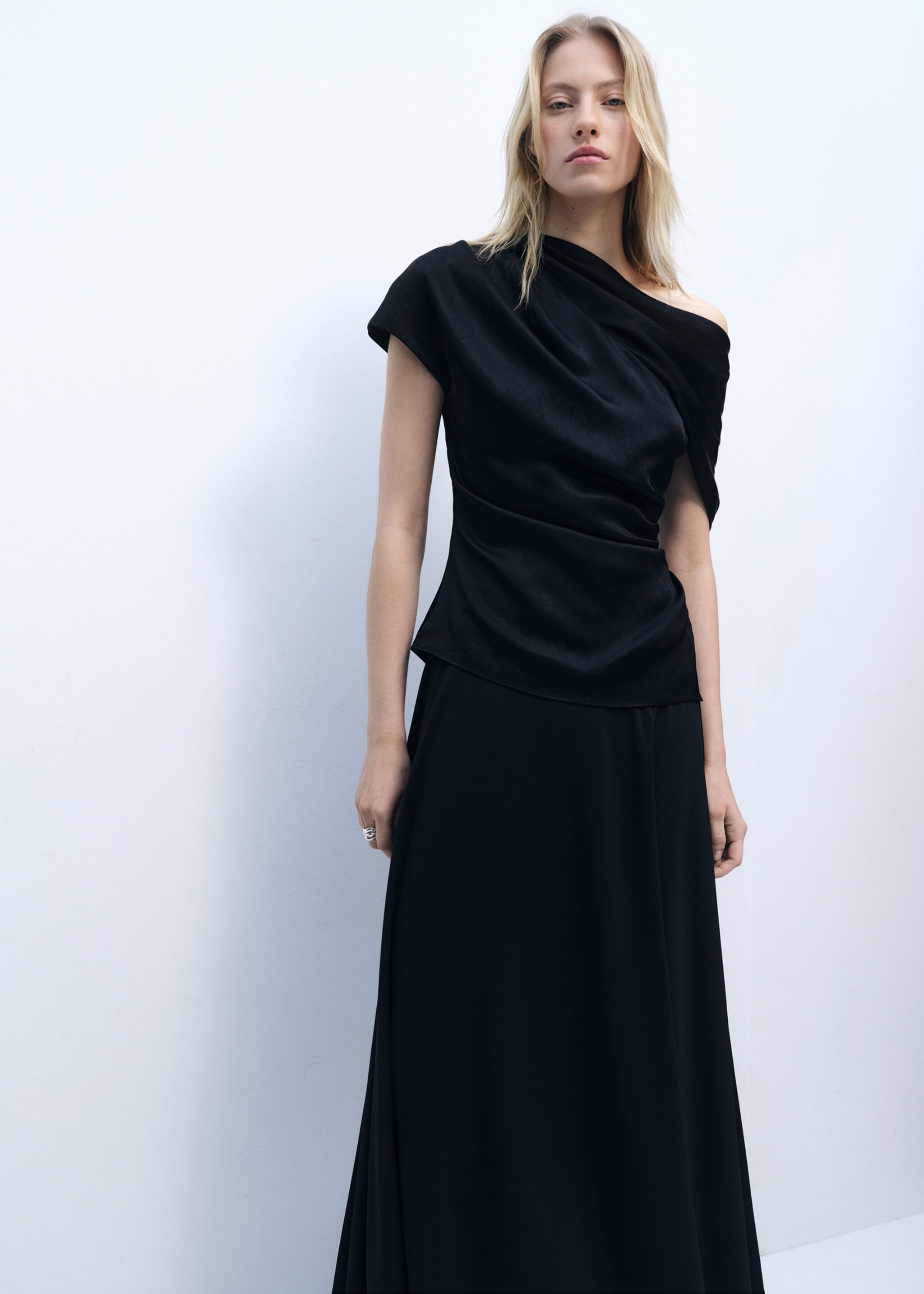 Short-sleeved draped blouse - Medium plane, Black. Ref: 87046374-00.