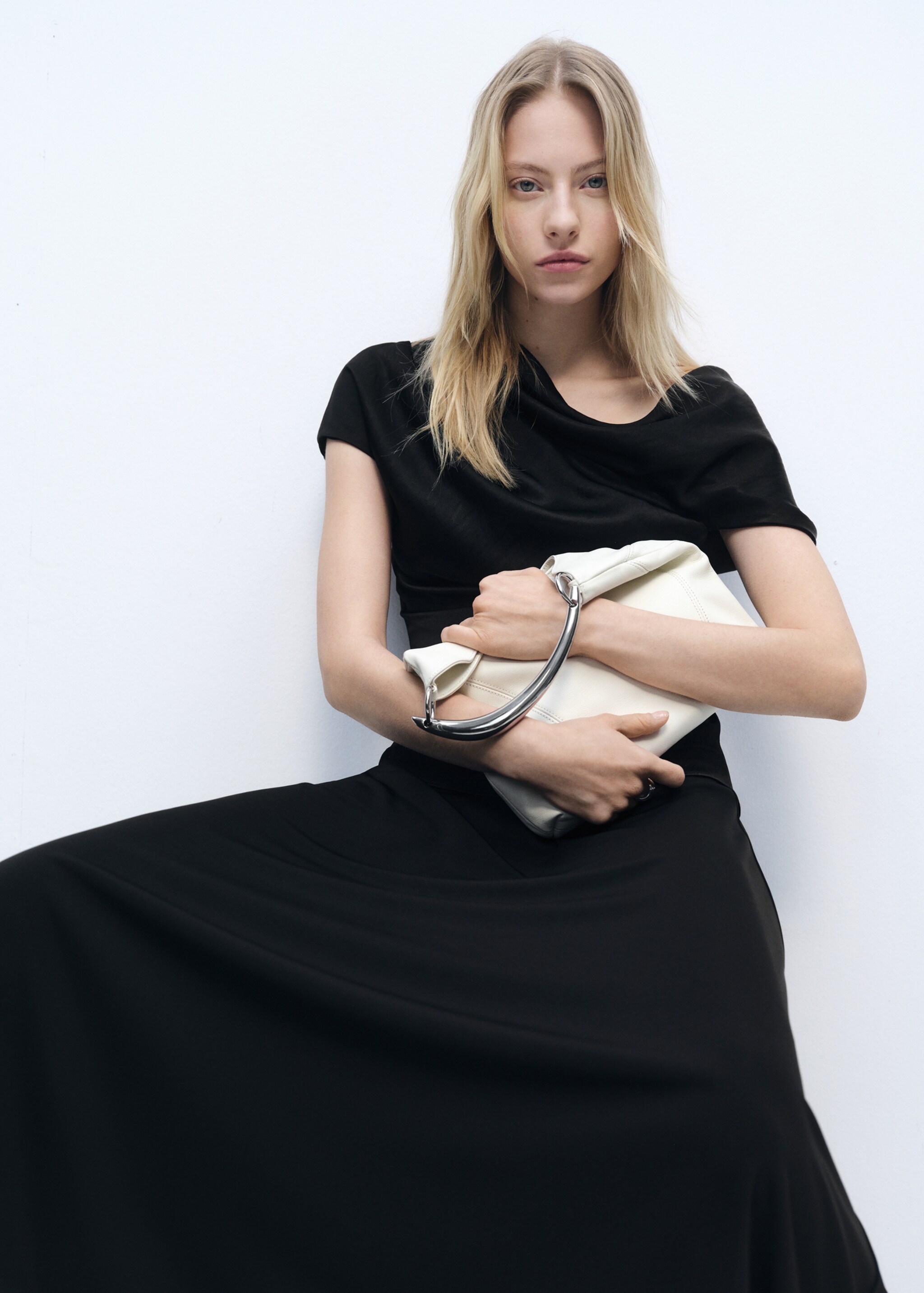 Short-sleeved draped blouse - Details of the article 2, Black. Ref: 87046374-00.