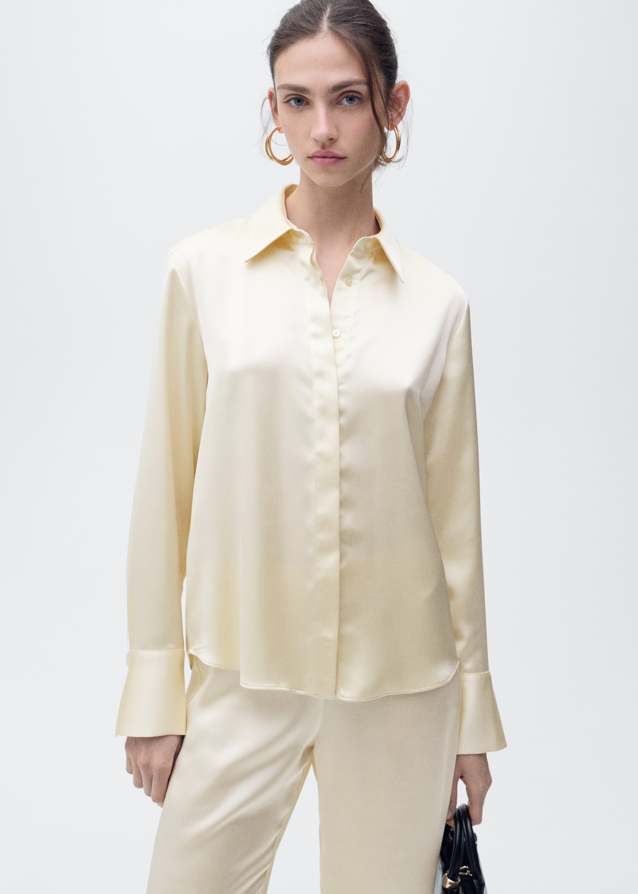 Chemise satinée boutons dissimulés - Plan moyen, Écru. Ref: 87046711-00.