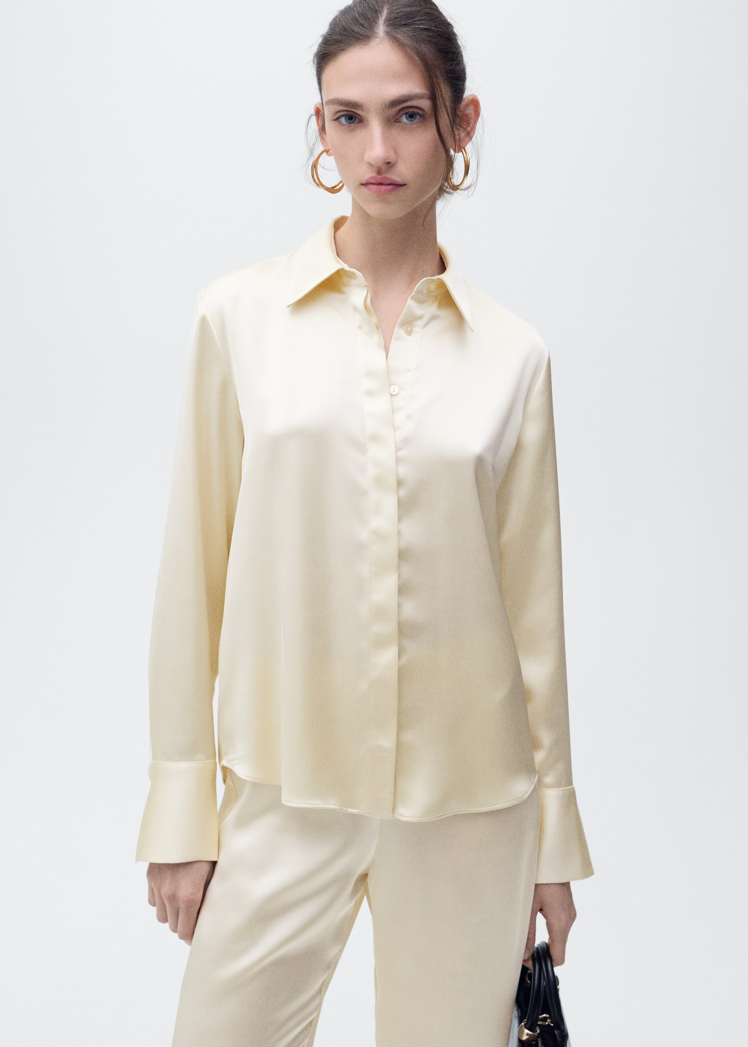 Chemise satinée boutons dissimulés - Plan moyen