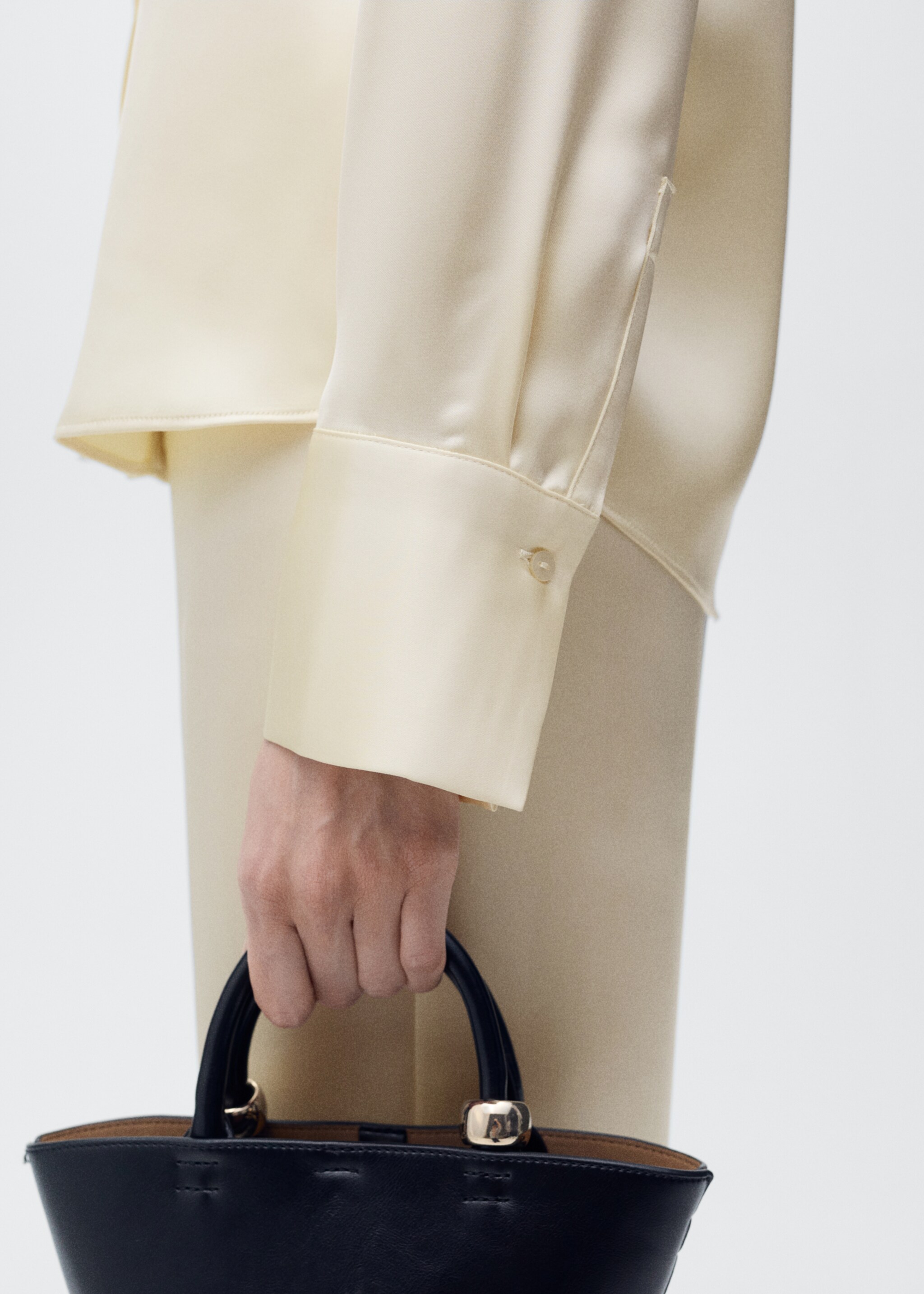 Chemise satinée boutons dissimulés - Détail de l'article 6, Écru. Ref: 87046711-00.