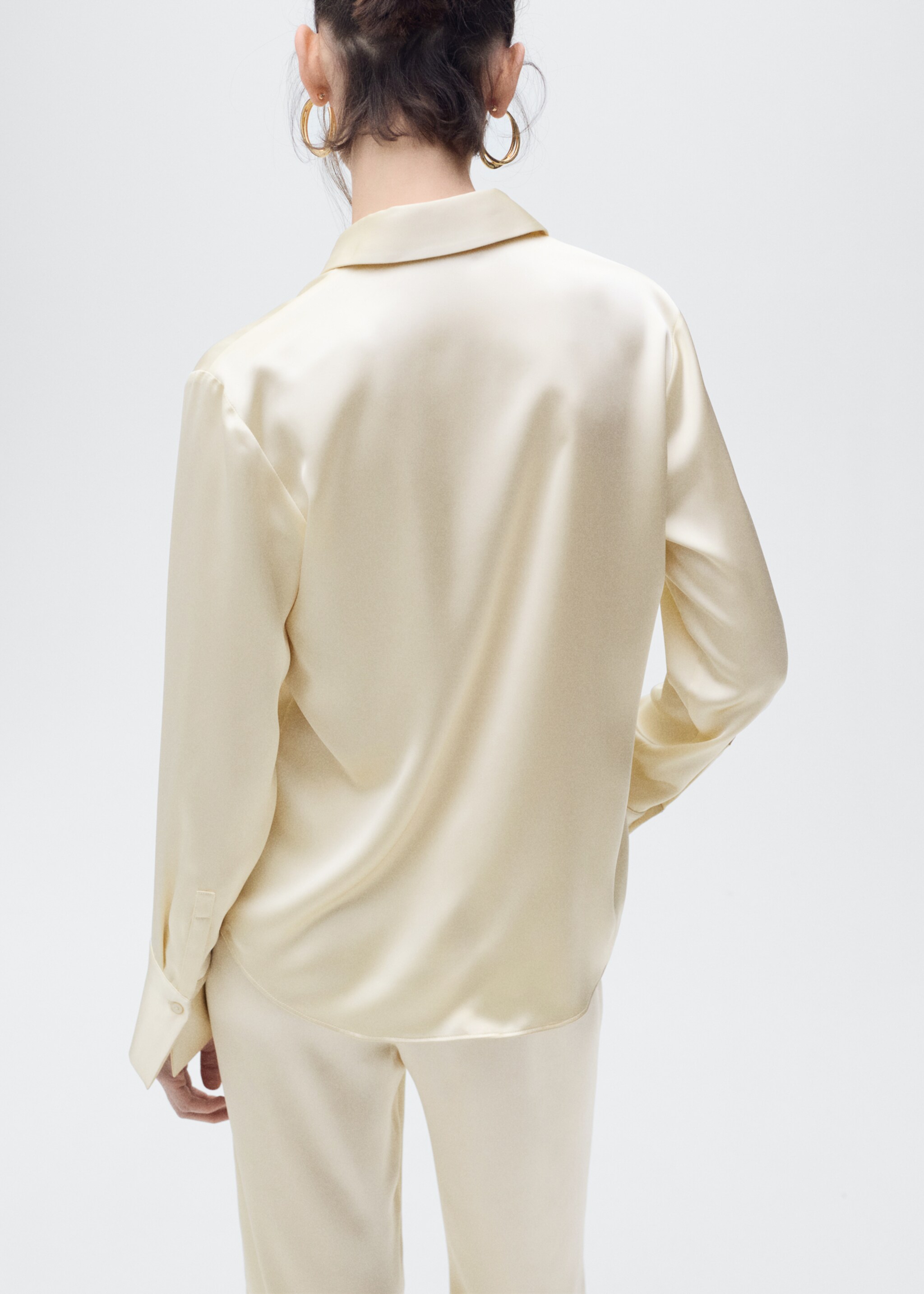 Chemise satinée boutons dissimulés - Verso de l’article, Écru. Ref: 87046711-00.