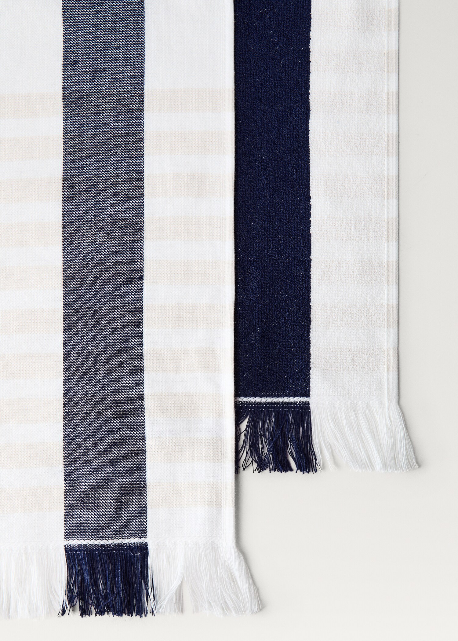 Beach towel with multi-coloured stripes and fringes - Details of the article 1