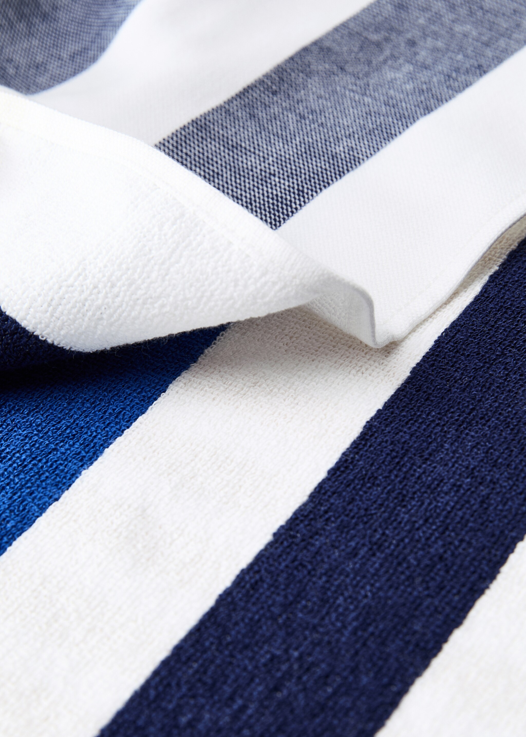 Beach towel with multi-coloured stripes and fringes - Details of the article 2, Blue. Ref: 87046728-00.