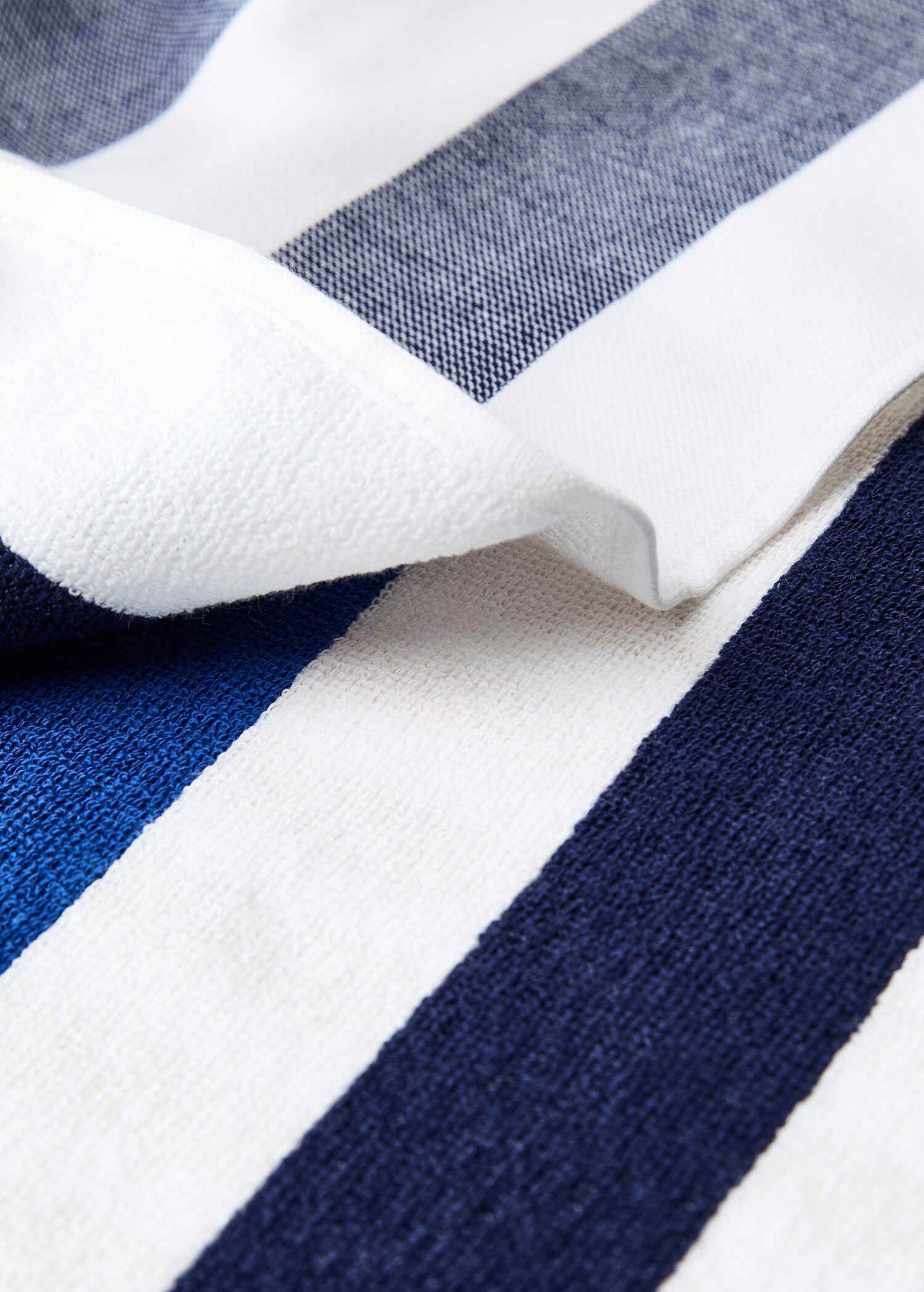 Beach towel with multi-coloured stripes and fringes - Details of the article 2