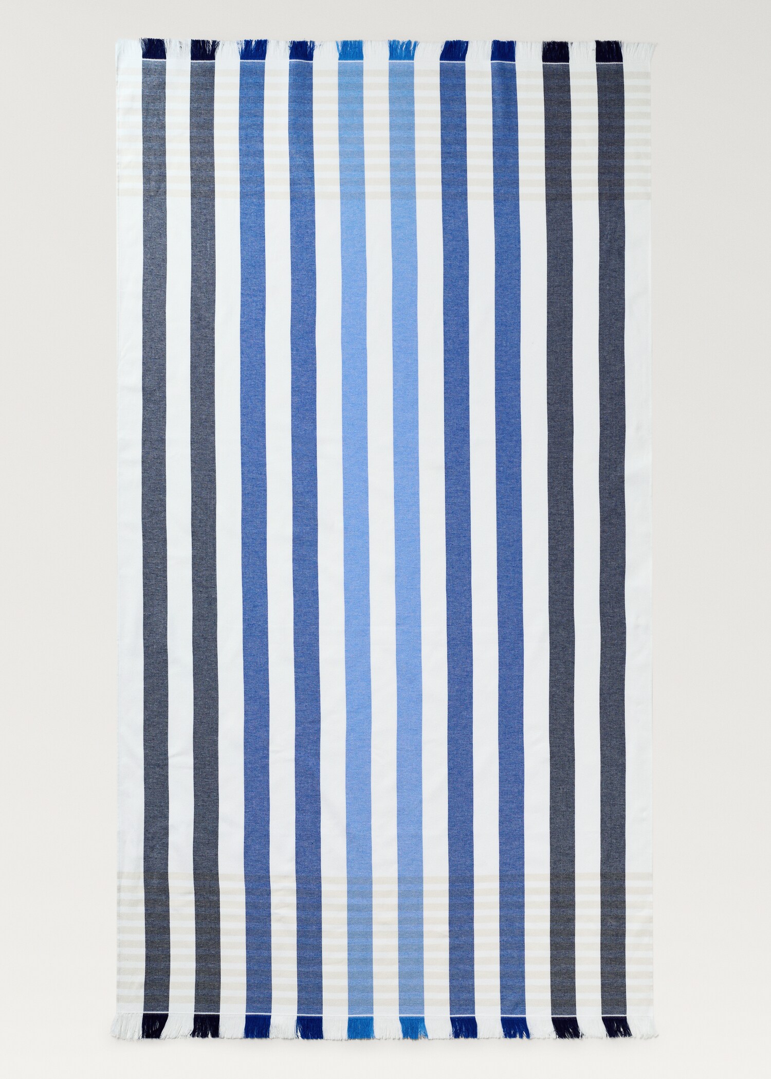 Beach towel with multi-coloured stripes and fringes - Details of the article 3