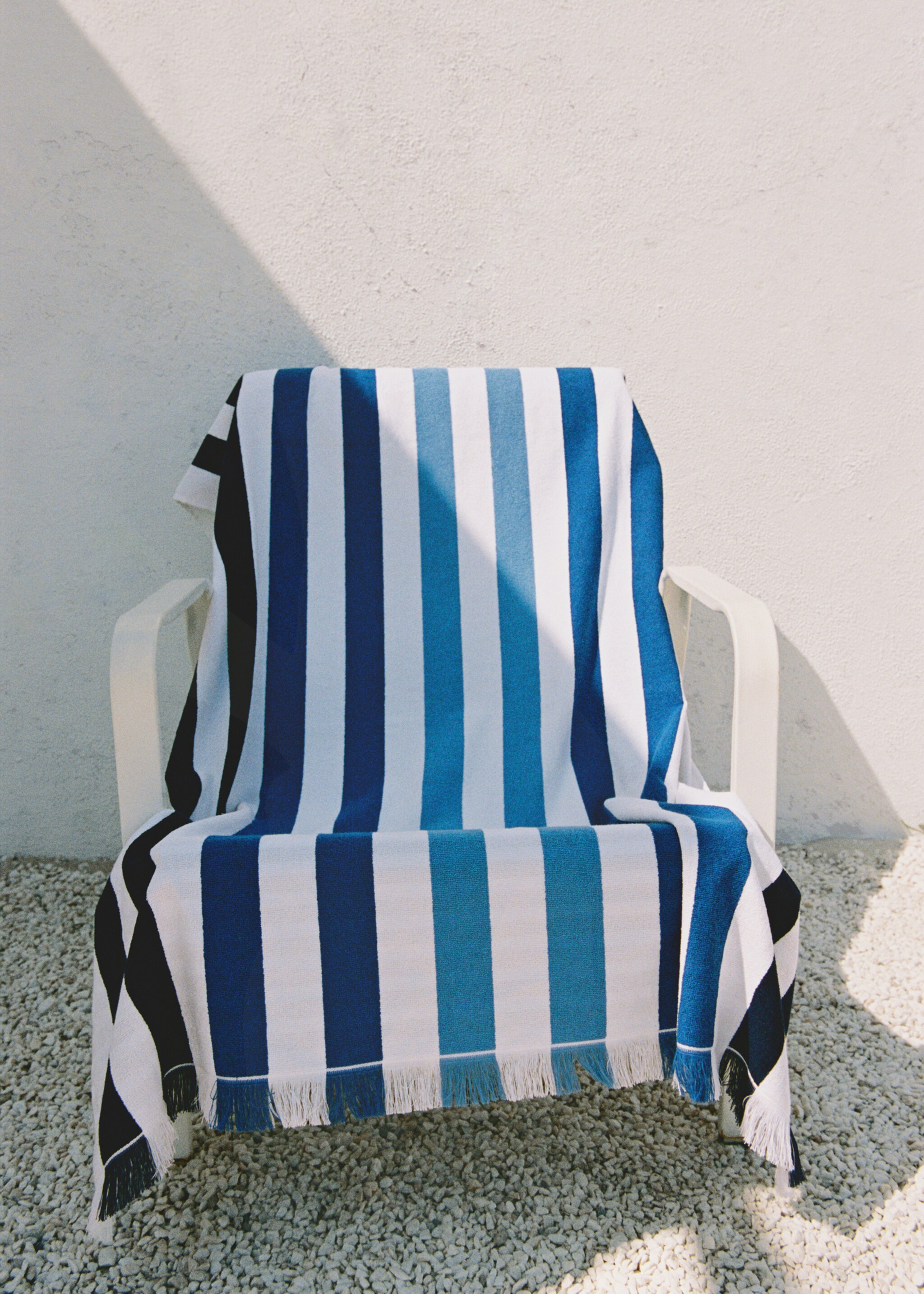 Beach towel with multi-coloured stripes and fringes - Details of the article 7, Blue. Ref: 87046728-00.