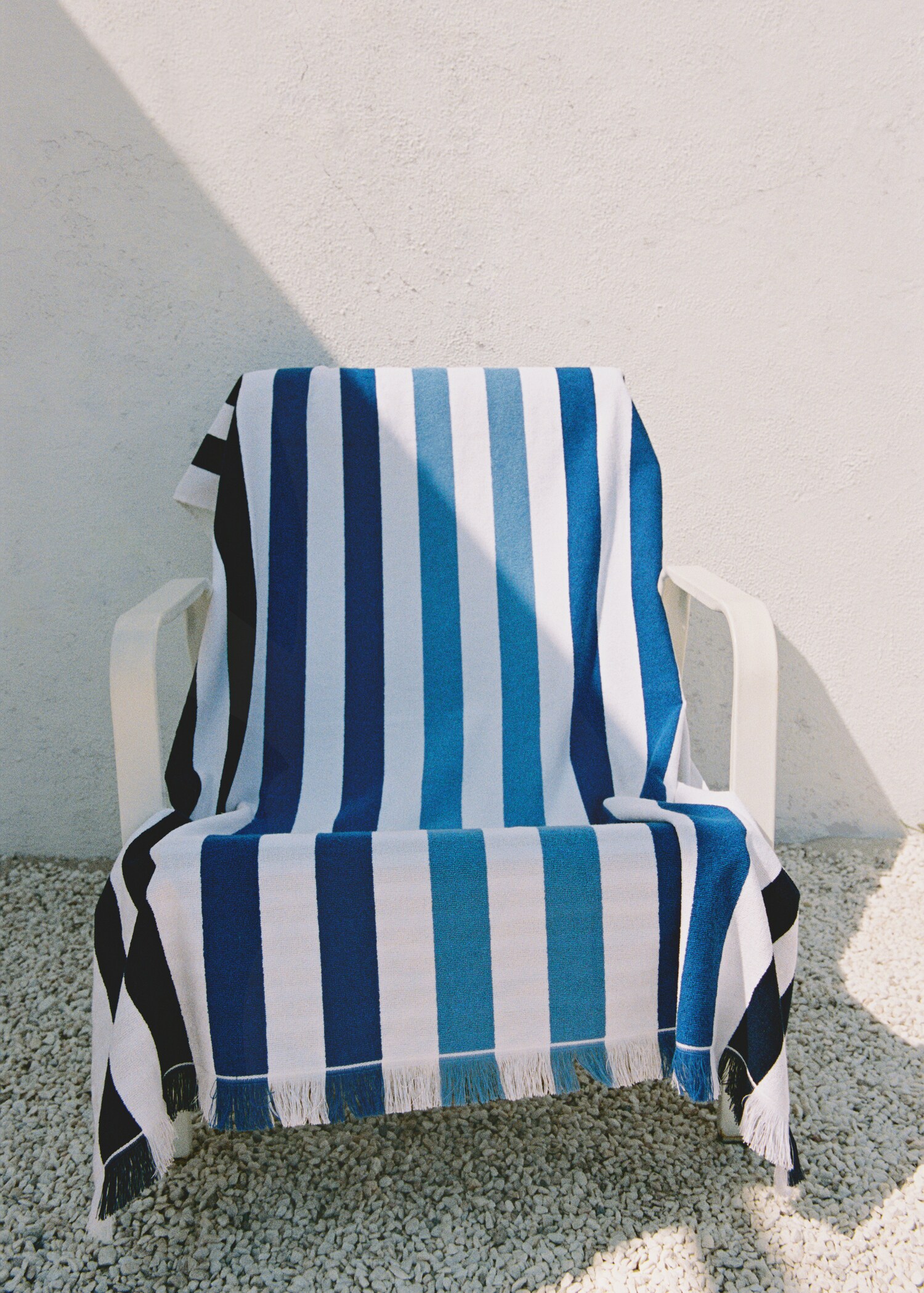 Beach towel with multi-coloured stripes and fringes - Details of the article 7