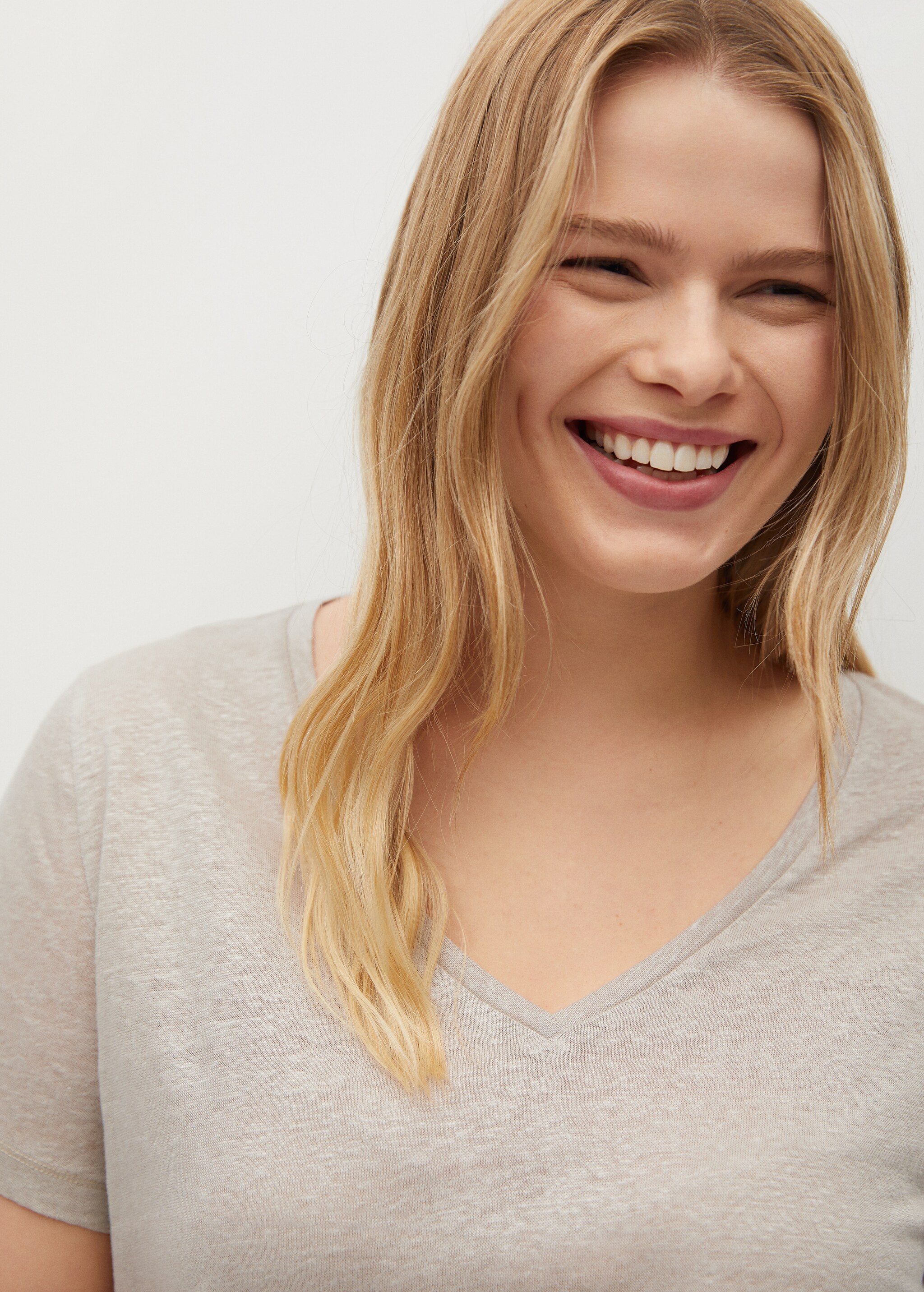 V-neck linen t-shirt - Details of the article 1