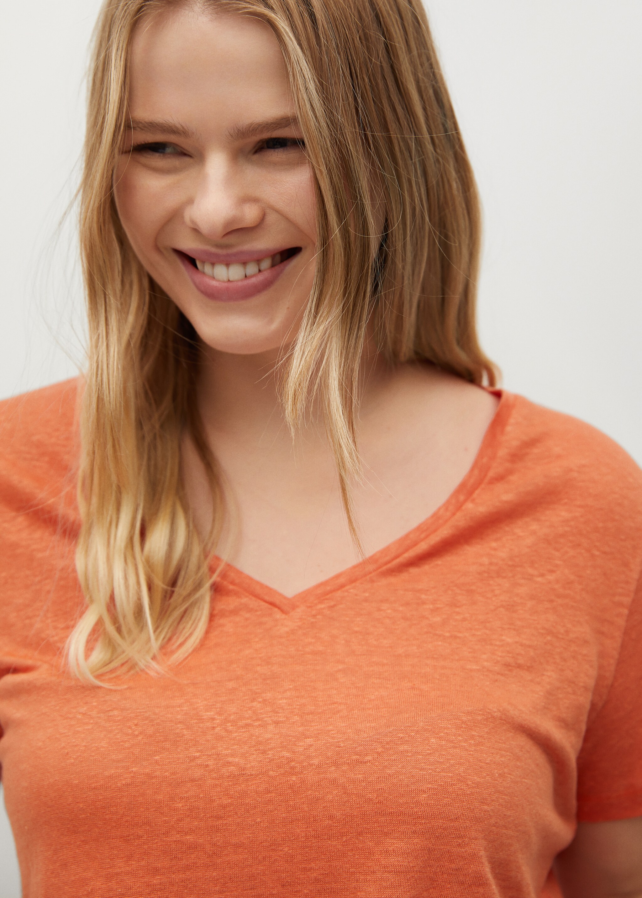V-neck linen t-shirt - Details of the article 1