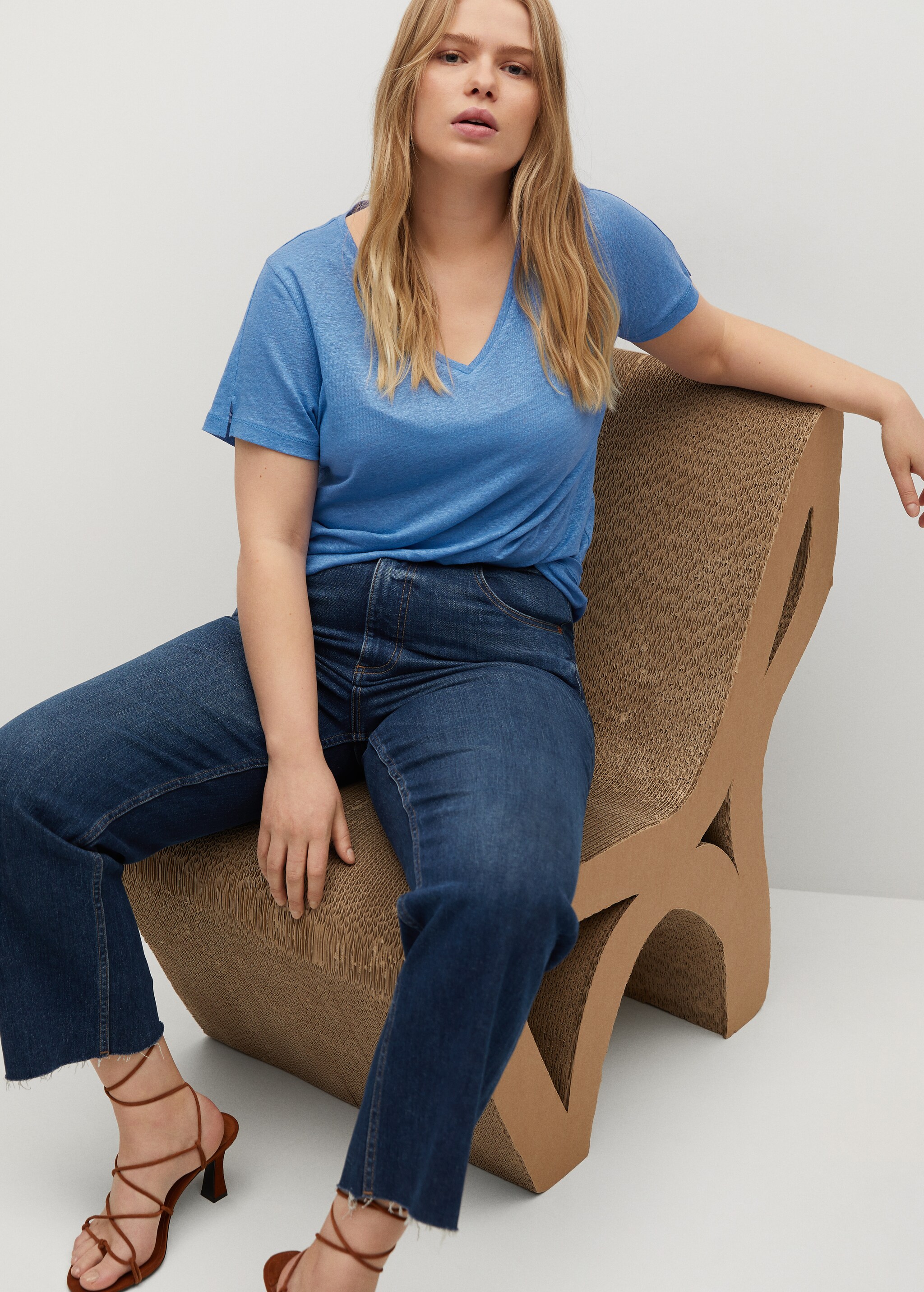 V-neck linen t-shirt - Details of the article 1